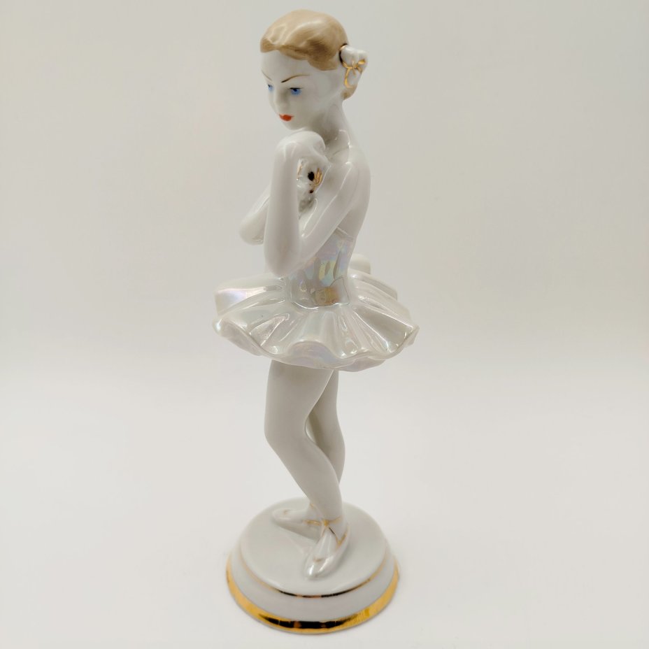 Статуэтка "Балерина с цветком", скульптор О. С. Артамонова, фарфор, роспись, люстр, золочение, Дмитровский фарфоровый завод (ДФЗ Вербилки), СССР, 1954-1965 гг.