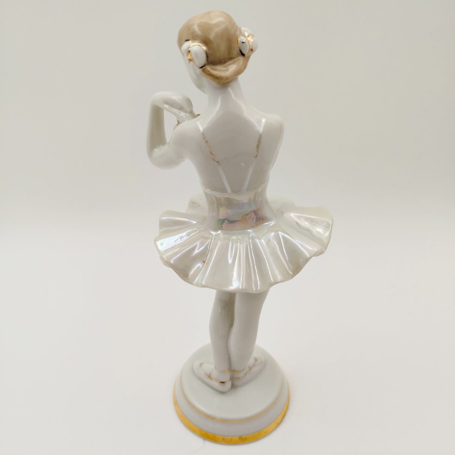 Статуэтка "Балерина с цветком", скульптор О. С. Артамонова, фарфор, роспись, люстр, золочение, Дмитровский фарфоровый завод (ДФЗ Вербилки), СССР, 1954-1965 гг.