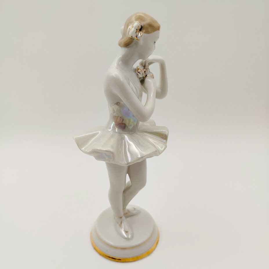 Статуэтка "Балерина с цветком", скульптор О. С. Артамонова, фарфор, роспись, люстр, золочение, Дмитровский фарфоровый завод (ДФЗ Вербилки), СССР, 1954-1965 гг.