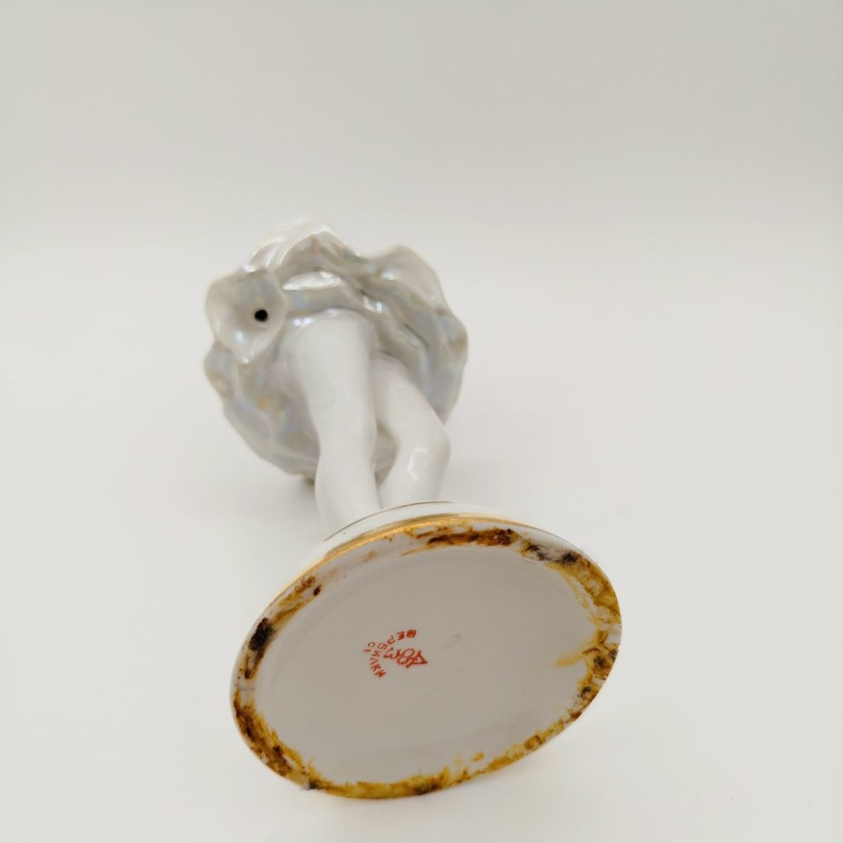 Статуэтка "Балерина с цветком", скульптор О. С. Артамонова, фарфор, роспись, люстр, золочение, Дмитровский фарфоровый завод (ДФЗ Вербилки), СССР, 1954-1965 гг.