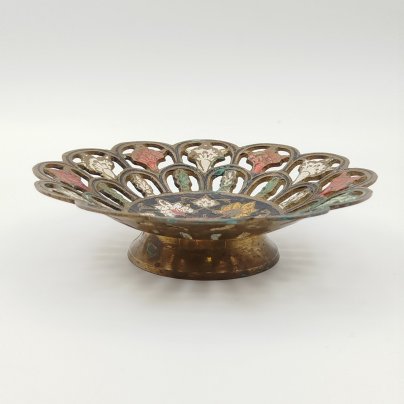 Миниатюрная конфетница с прорезным бортом, украшенная растительным орнаментом, латунь, холодная эмаль, Индия, 1970-1990 гг.