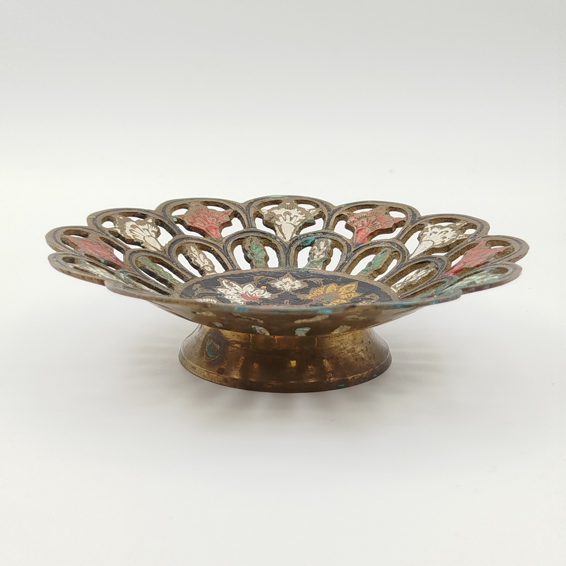 Миниатюрная конфетница с прорезным бортом, украшенная растительным орнаментом, латунь, холодная эмаль, Индия, 1970-1990 гг.