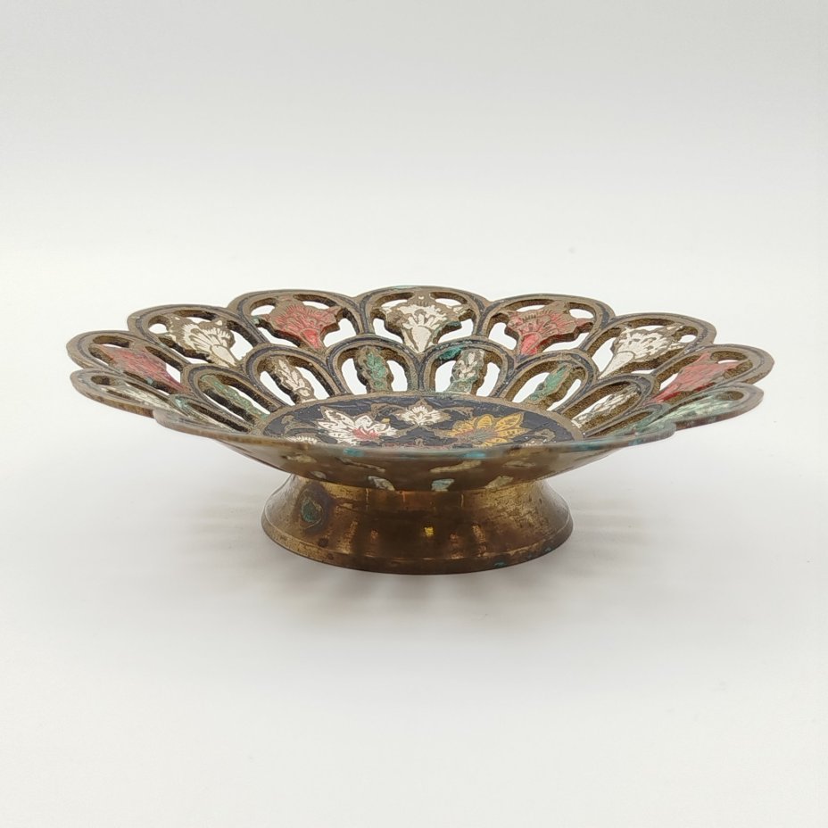 Миниатюрная конфетница с прорезным бортом, украшенная растительным орнаментом, латунь, холодная эмаль, Индия, 1970-1990 гг.