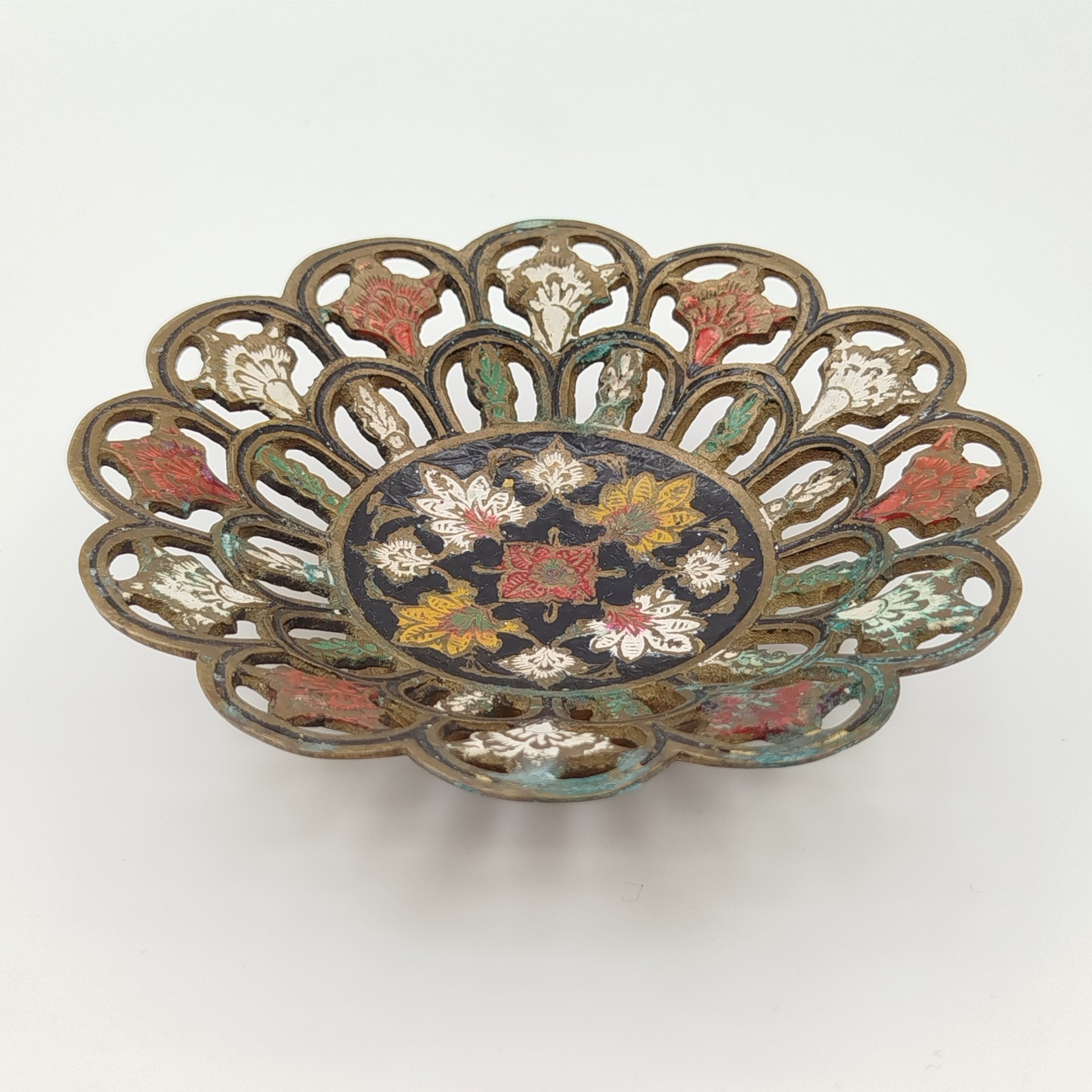 Миниатюрная конфетница с прорезным бортом, украшенная растительным орнаментом, латунь, холодная эмаль, Индия, 1970-1990 гг.