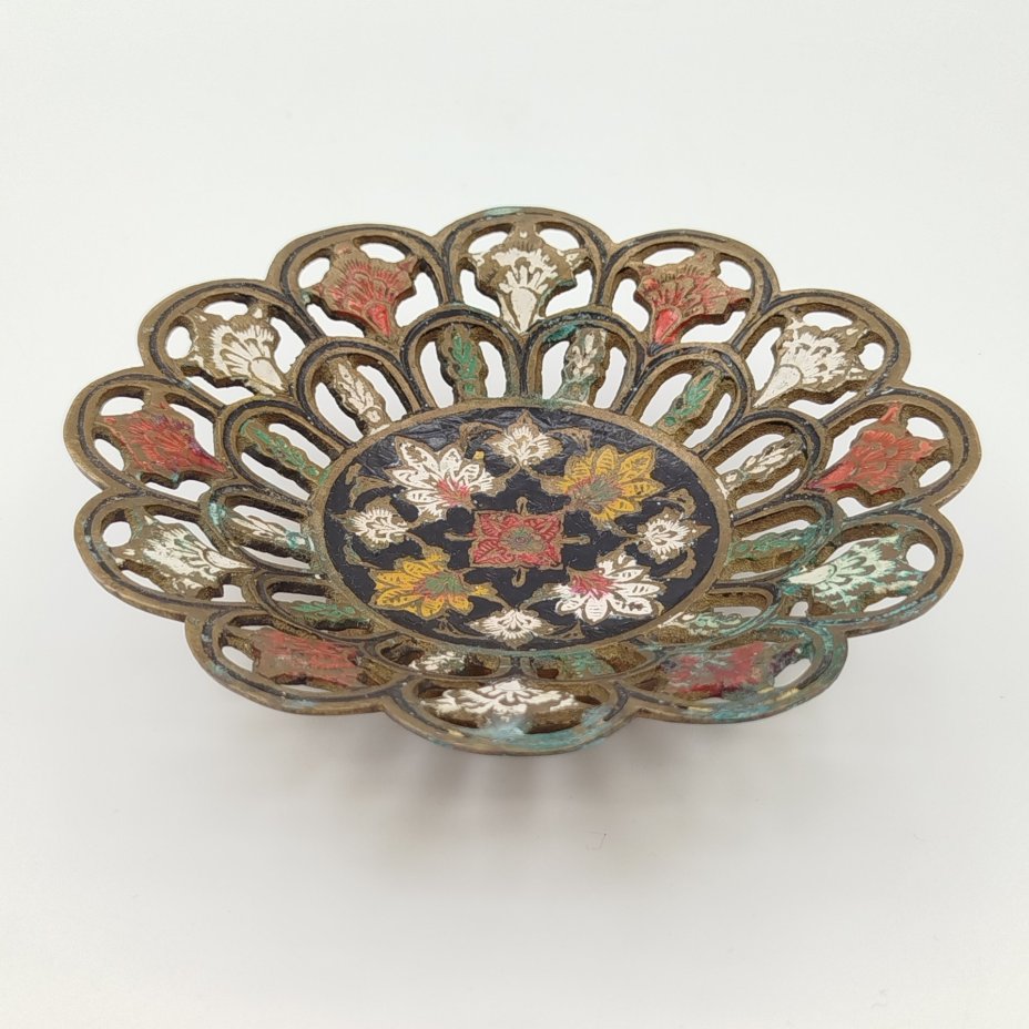 Миниатюрная конфетница с прорезным бортом, украшенная растительным орнаментом