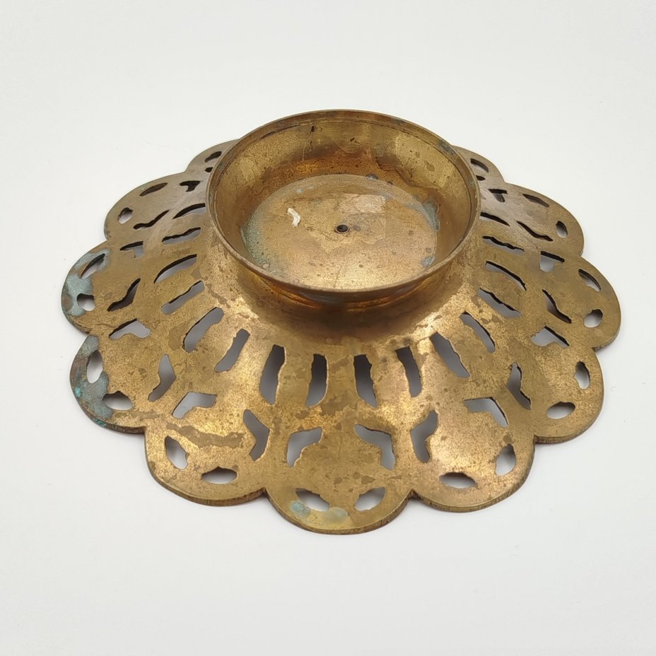 Миниатюрная конфетница с прорезным бортом, украшенная растительным орнаментом