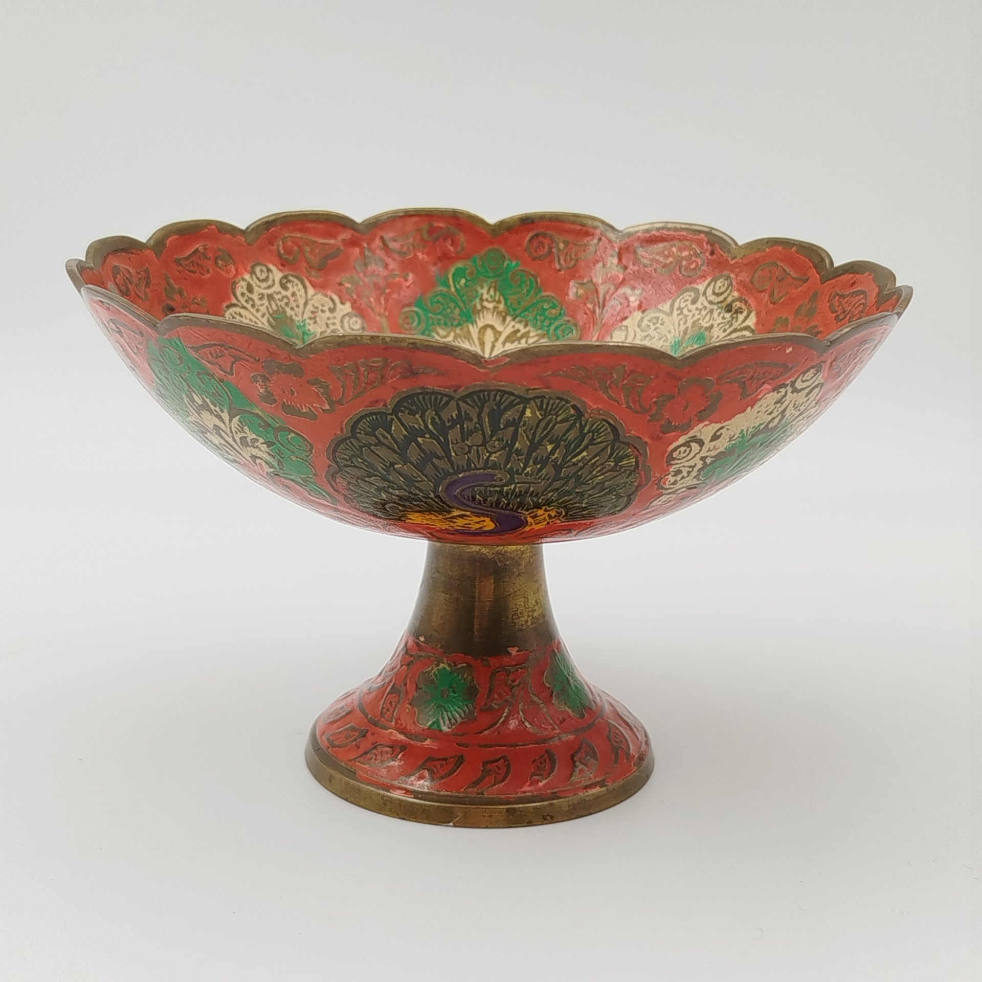 Конфетница в восточном стиле на ножке красного цвета, украшенная изображением павлина