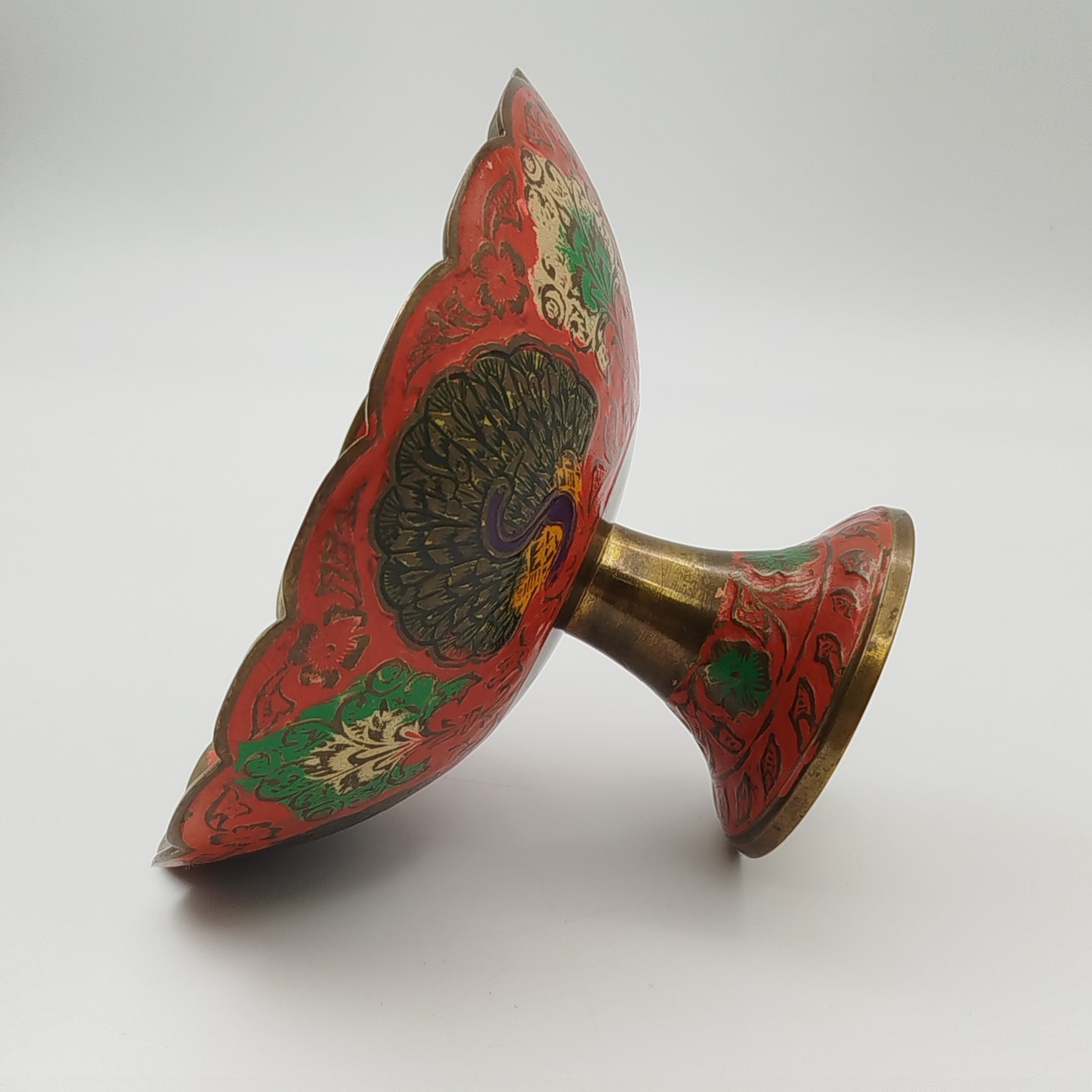 Конфетница в восточном стиле на ножке красного цвета, украшенная изображением павлина