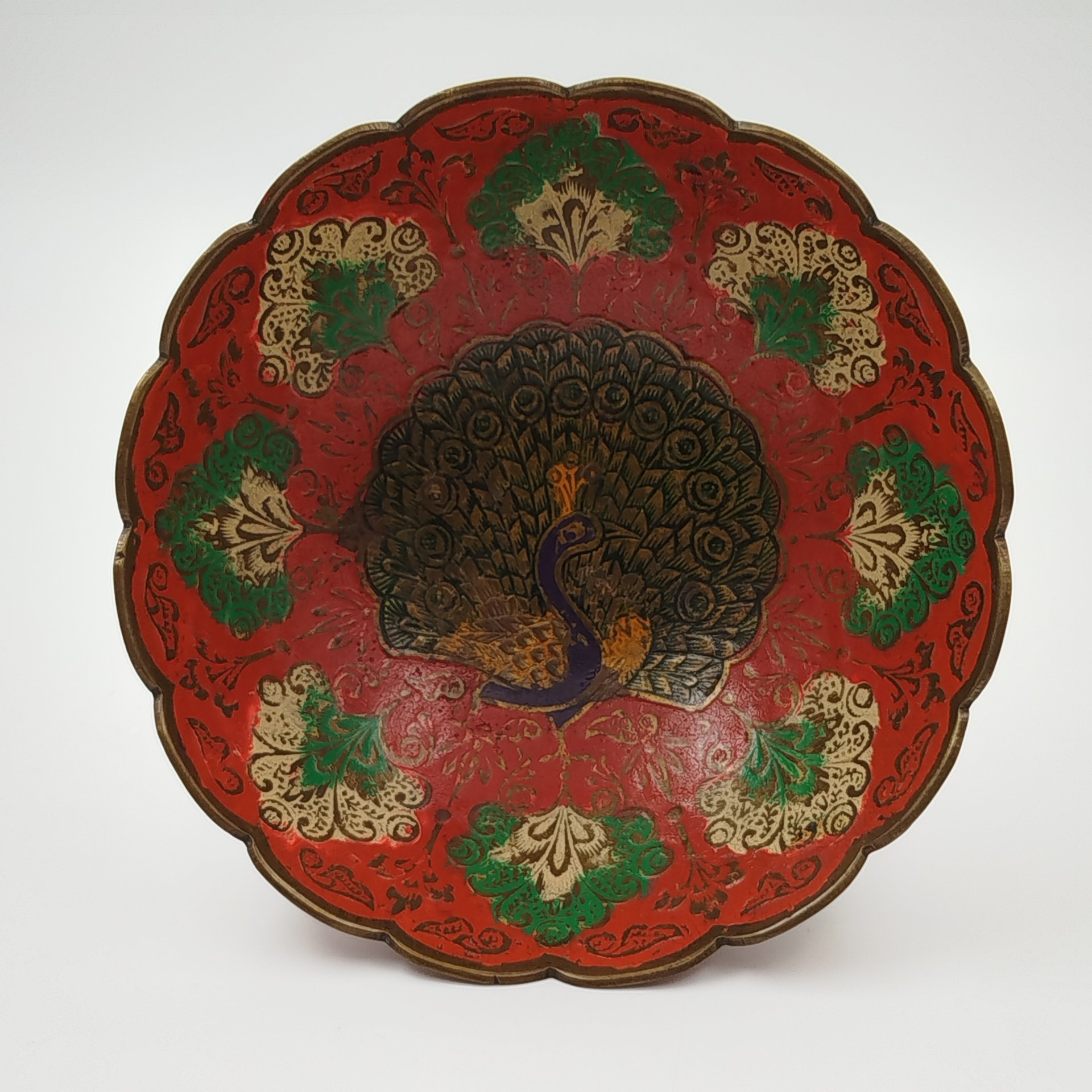Конфетница в восточном стиле на ножке красного цвета, украшенная изображением павлина