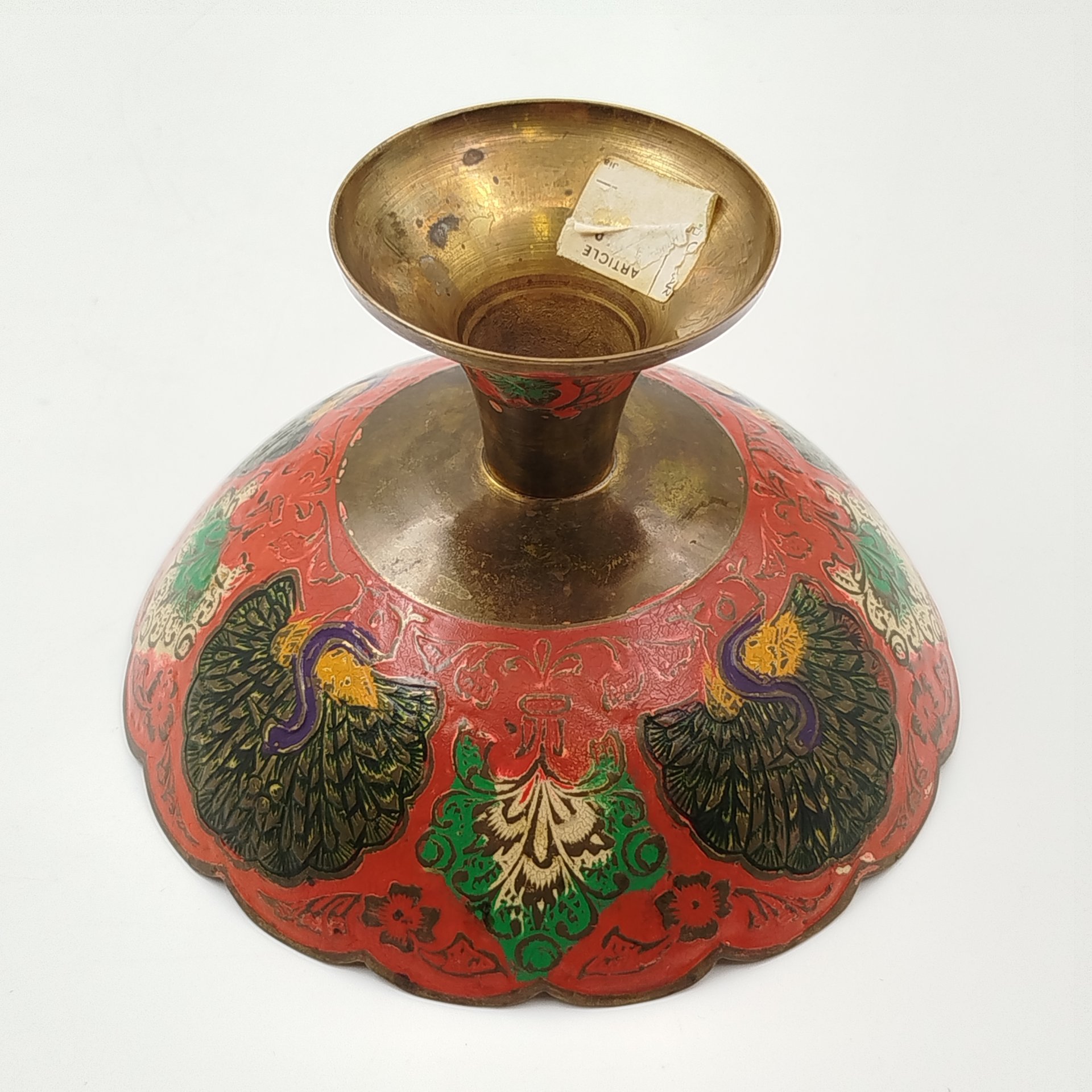 Конфетница в восточном стиле на ножке красного цвета, украшенная изображением павлина