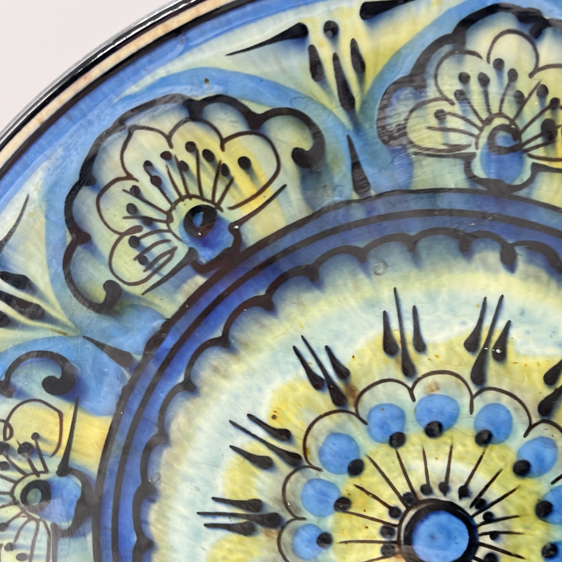 Блюдо плоское с орнаментальным декором в синих тонах, керамика, роспись, глазурь, СССР, 1980-1990 гг.