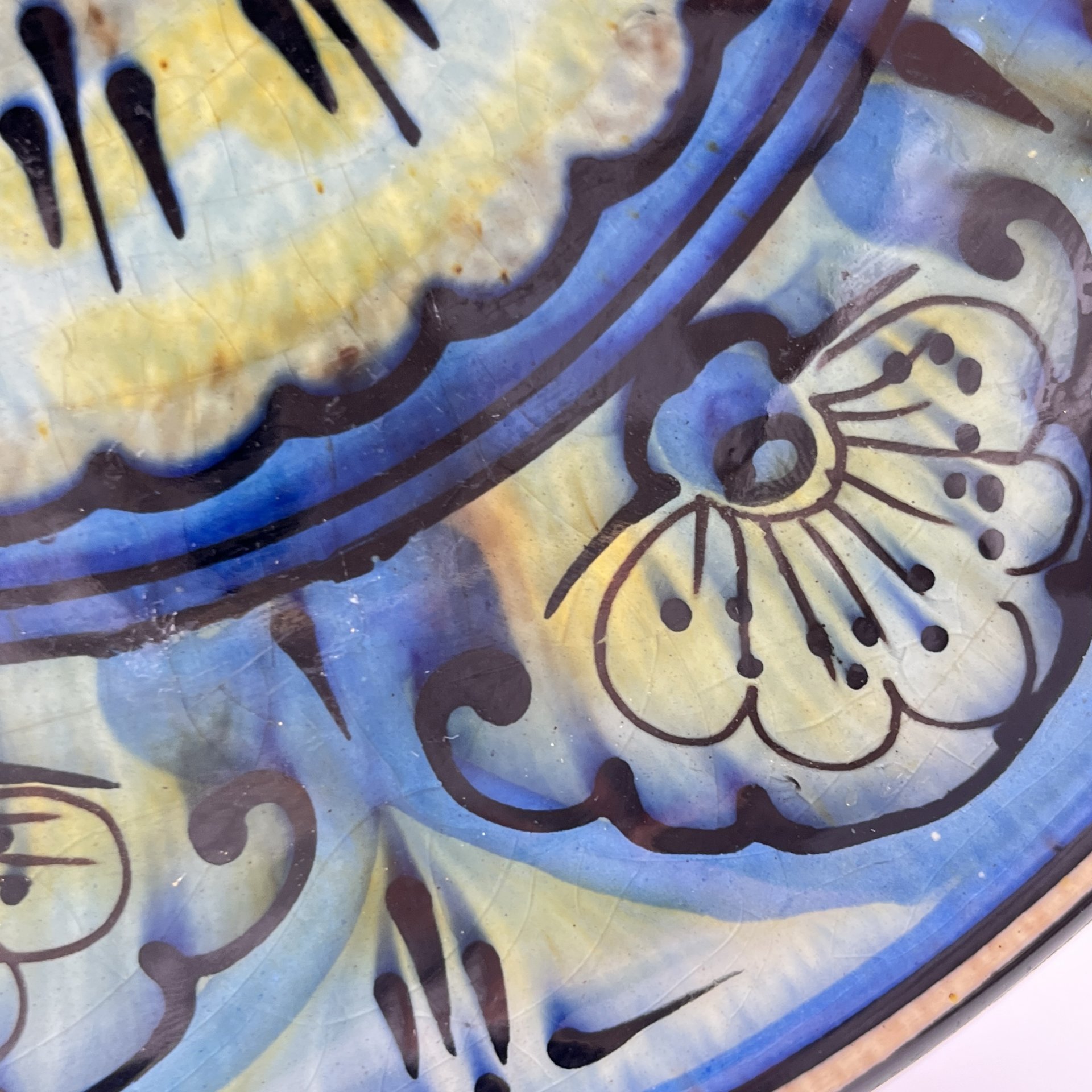 Блюдо плоское с орнаментальным декором в синих тонах, керамика, роспись, глазурь, СССР, 1980-1990 гг.