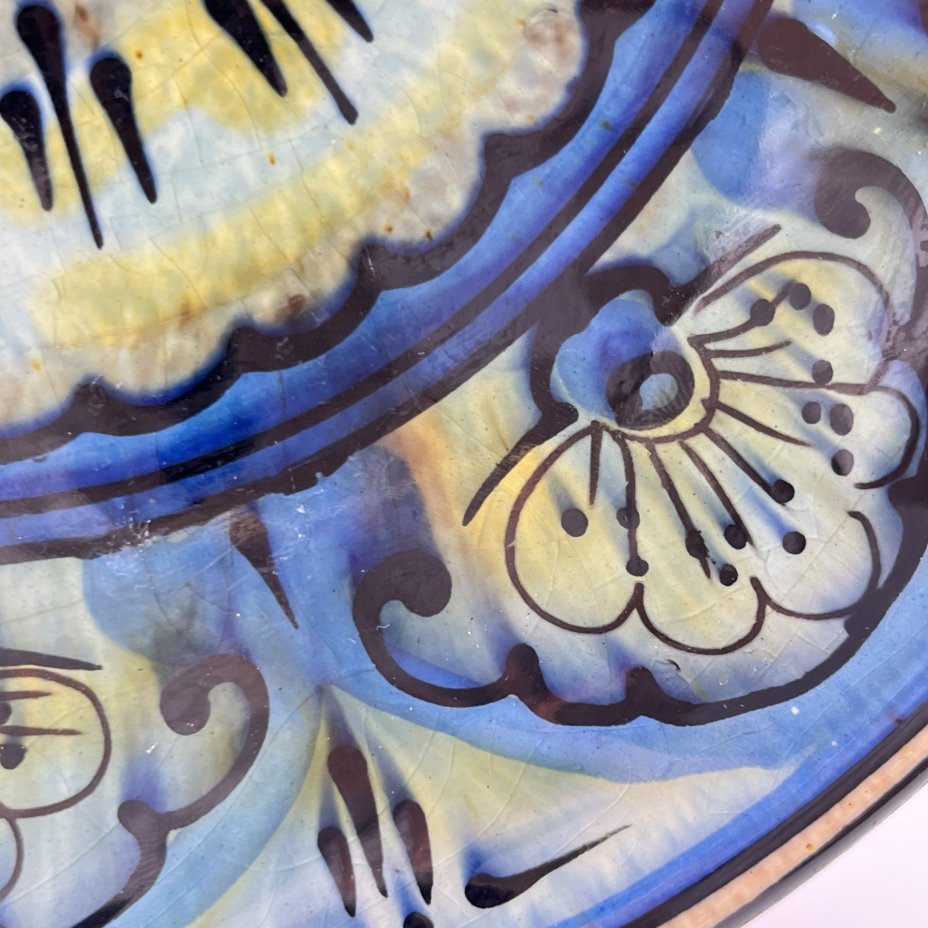 Блюдо плоское с орнаментальным декором в синих тонах