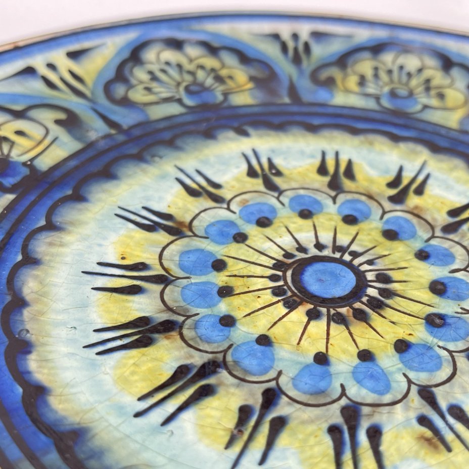 Блюдо плоское с орнаментальным декором в синих тонах