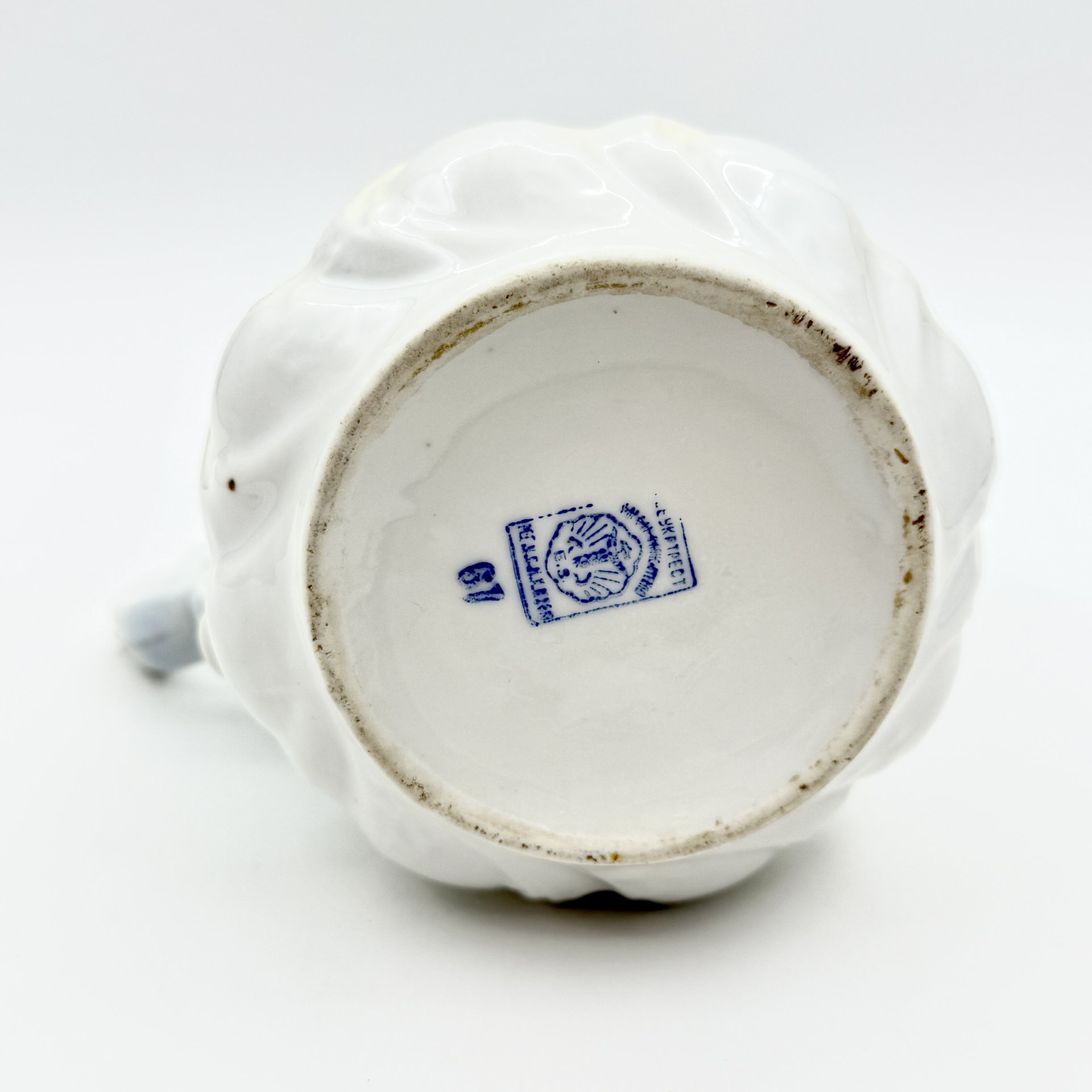 Кувшин, украшенный изображением белых лилий, фарфор, деколь с прорисовкой, золочение, Барановский фарфоровый завод, Барановский фарфоровый завод