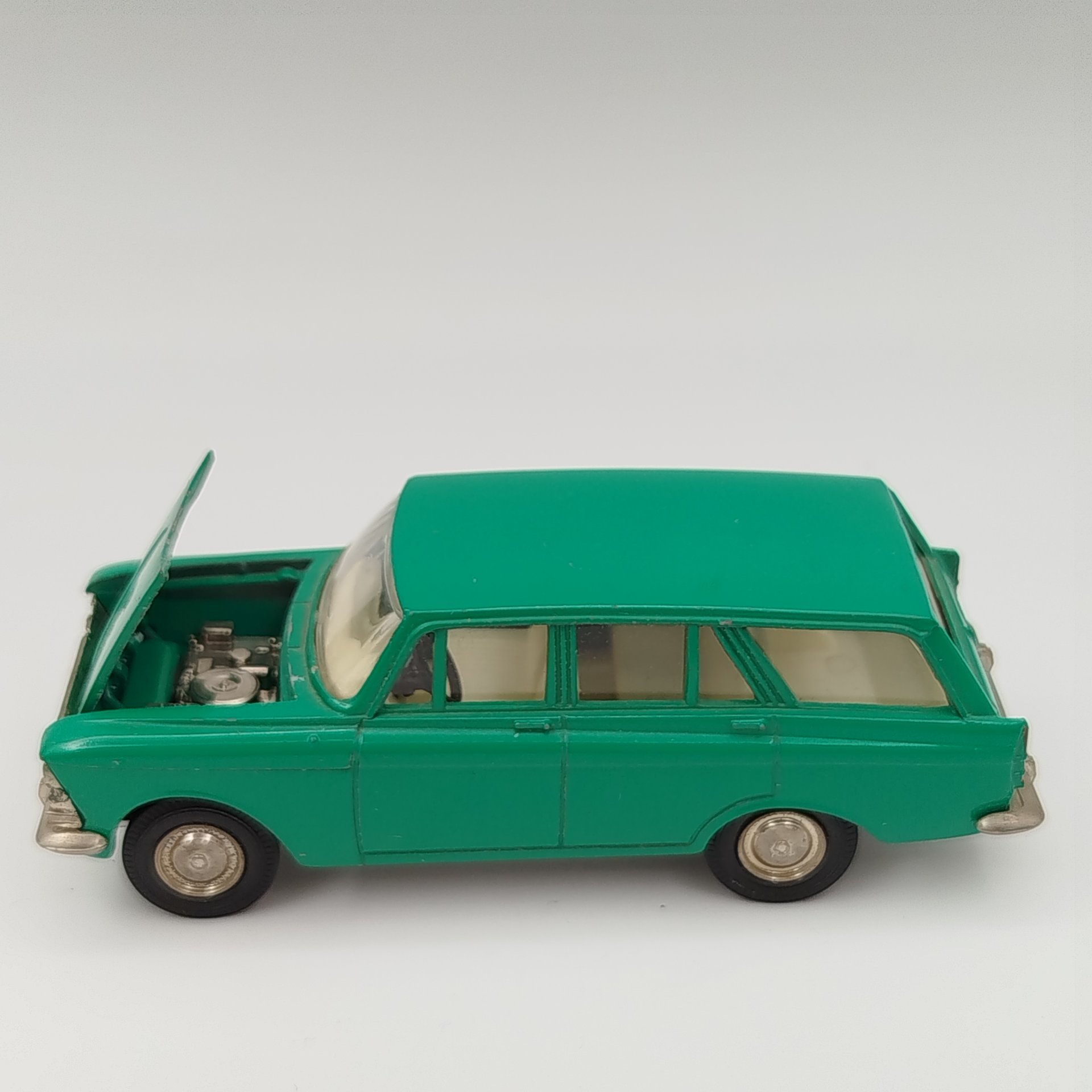 Масштабная модель автомобиля  "Москвич 427" в зеленом цвете, 1:43