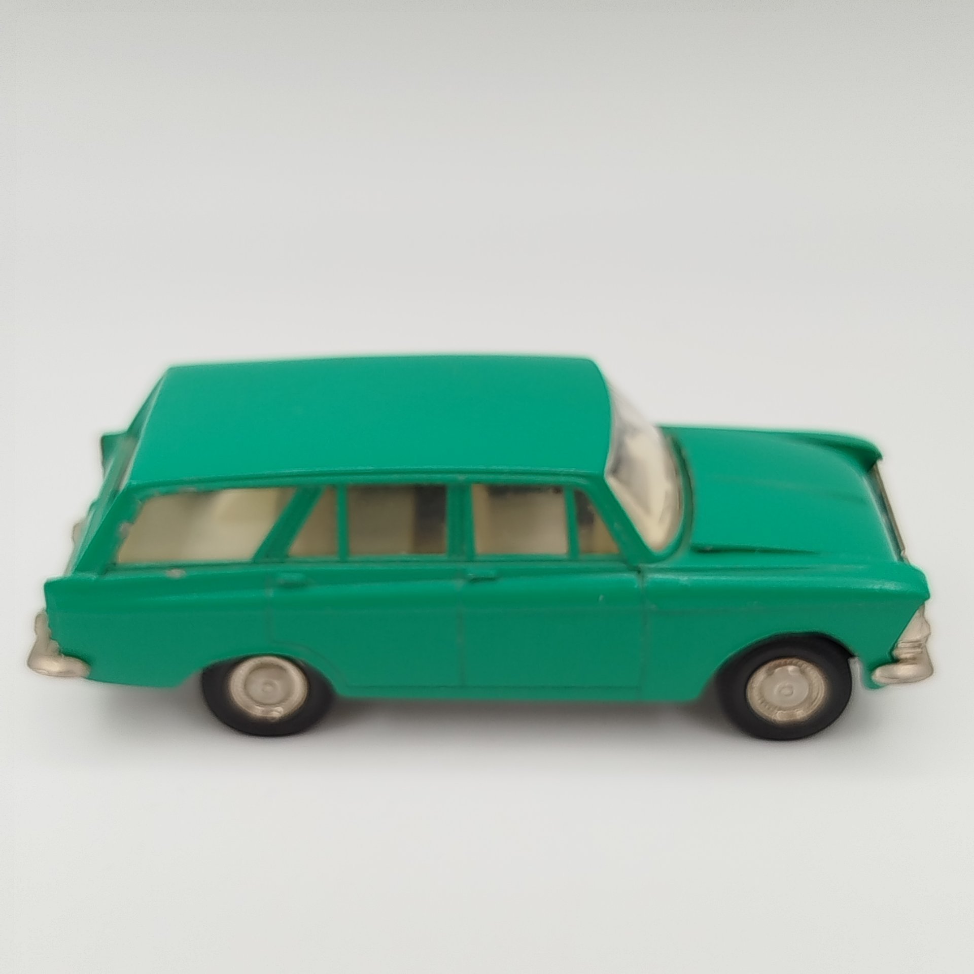Масштабная модель автомобиля  "Москвич 427" в зеленом цвете, 1:43