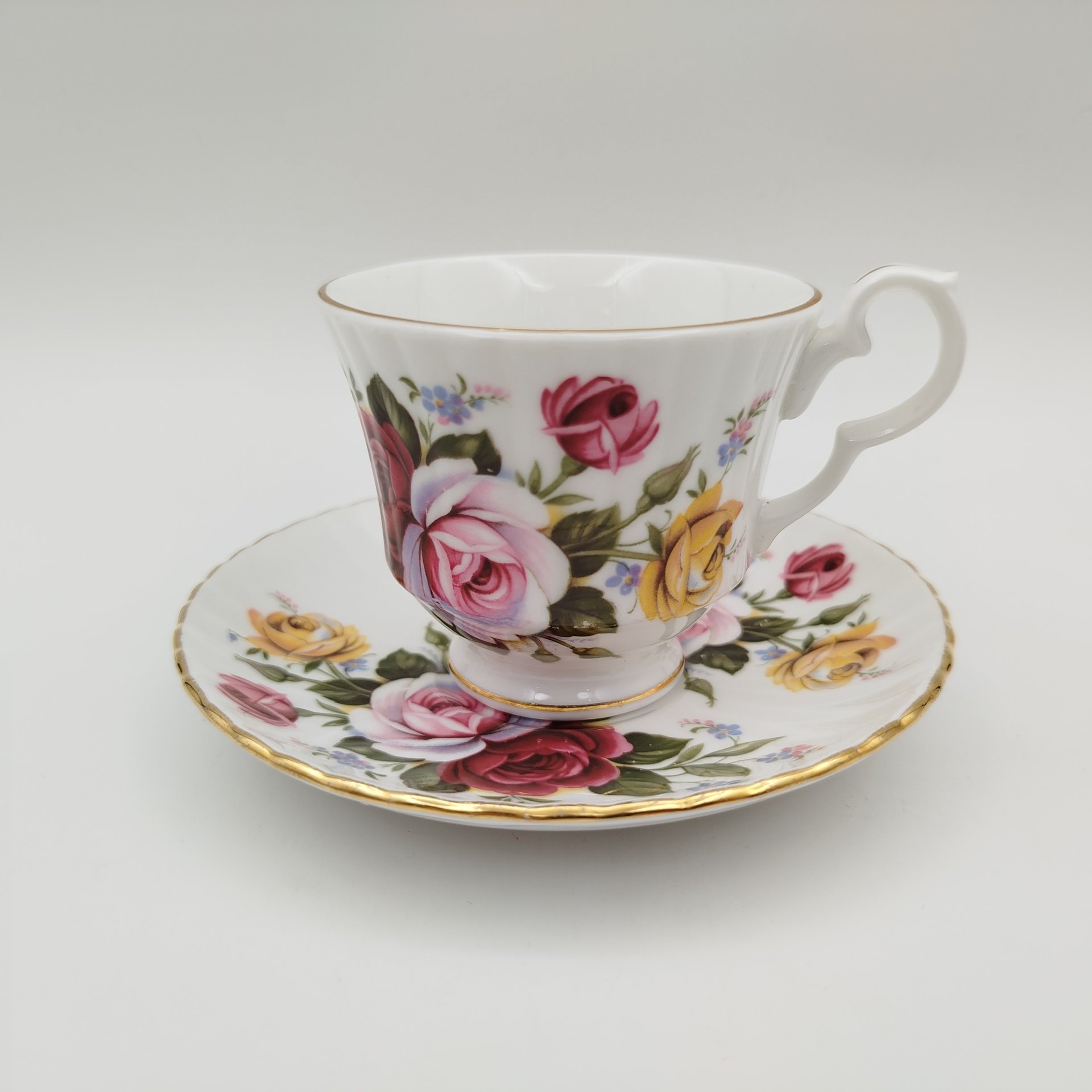 Пара чайно-кофейная с изображением роз, Royal Worcester Spode Ltd, фарфор, деколь, золочение
