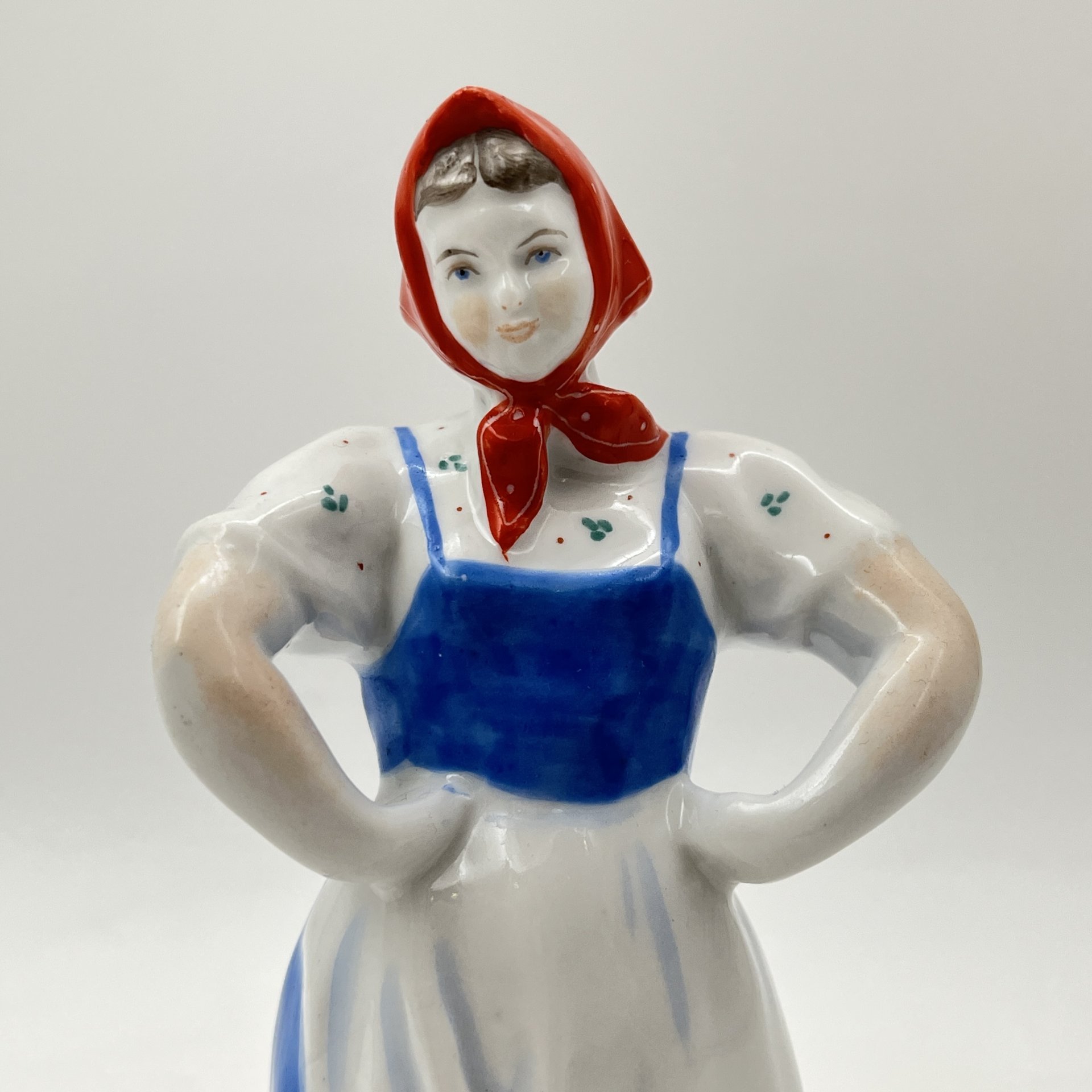 Статуэтка "Плясунья", автор С.Б. Велихова, фарфор, роспись, Ленинградский фарфоровый завод (ЛФЗ), СССР, 1950-1960 гг.