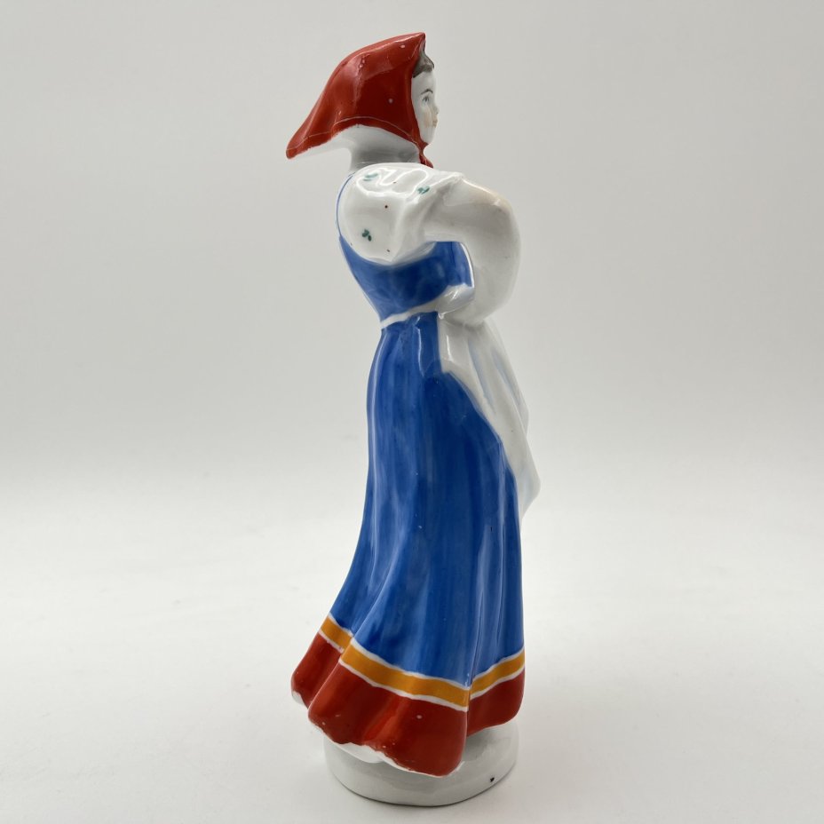 Статуэтка "Плясунья", автор С.Б. Велихова, фарфор, роспись, Ленинградский фарфоровый завод (ЛФЗ), СССР, 1950-1960 гг.