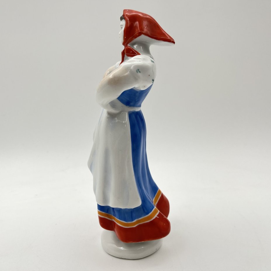 Статуэтка "Плясунья", автор С.Б. Велихова, фарфор, роспись, Ленинградский фарфоровый завод (ЛФЗ), СССР, 1950-1960 гг.