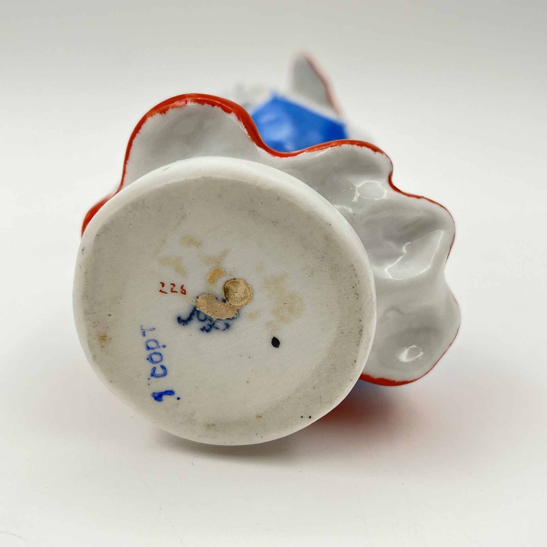 Статуэтка "Плясунья", автор С.Б. Велихова, фарфор, роспись, Ленинградский фарфоровый завод (ЛФЗ), СССР, 1950-1960 гг.