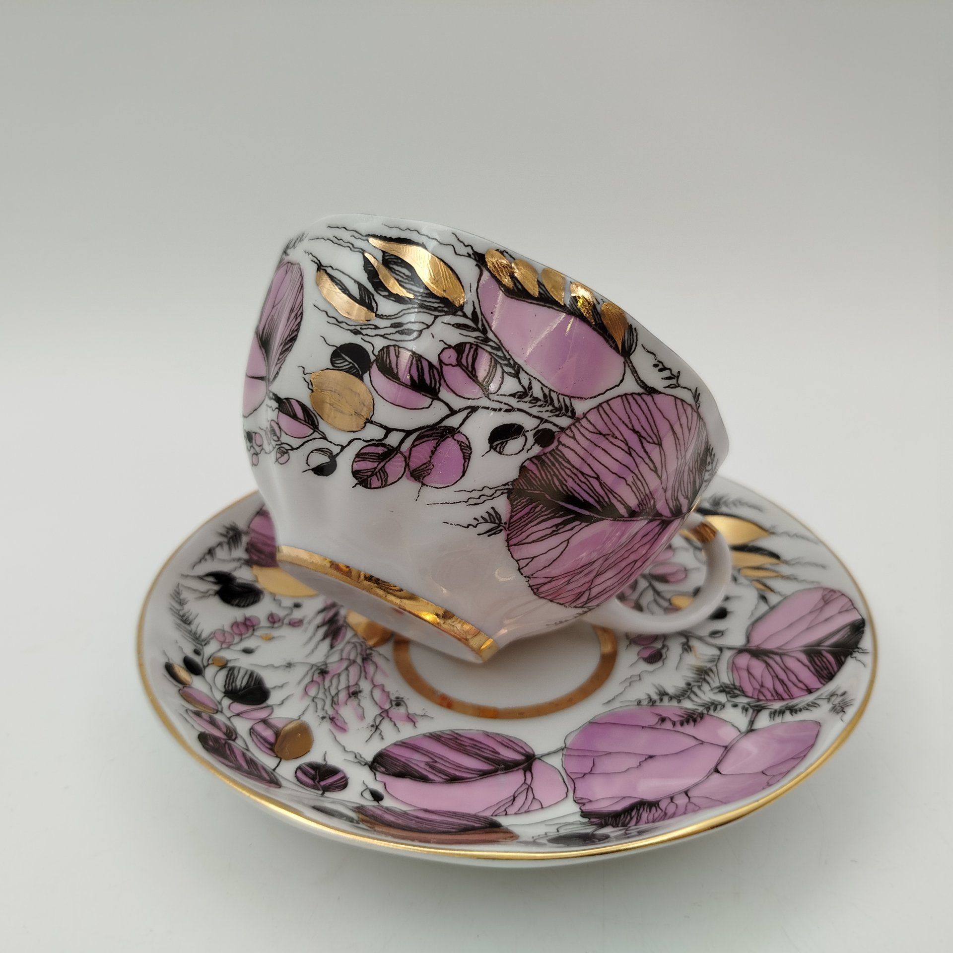 Чайная пара "Мой сад" в розовом оттенке, (из серии "Времена года"), форма "Тюльпан", автор формы С.Е. Яковлева, автор росписи Н.П. Славина