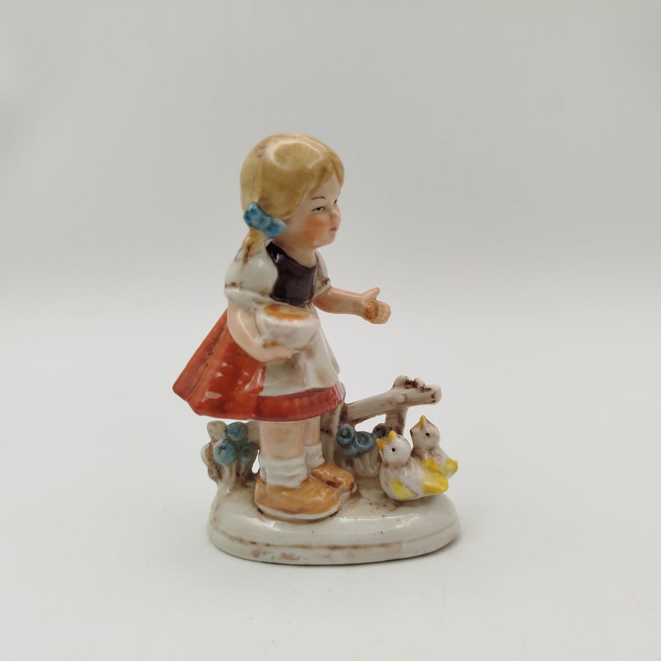 Статуэтка "Девочка кормит цыплят", фарфор, роспись, Германия, 1950-1970 гг.
