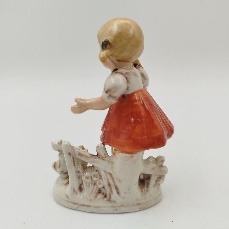 Статуэтка "Девочка кормит цыплят", фарфор, роспись, Германия, 1950-1970 гг.