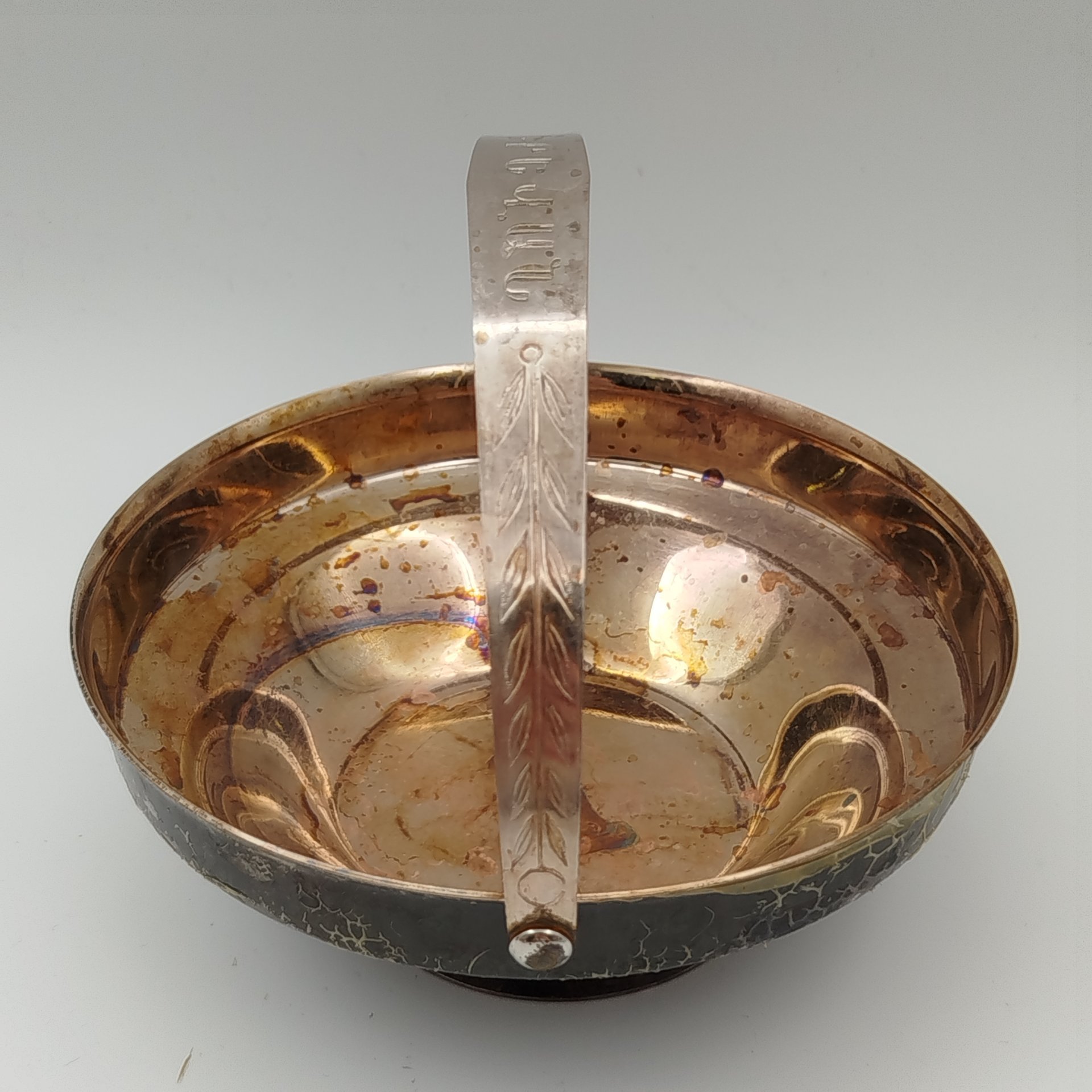 Орешница с ручкой и надписью на армянском языке "ԵՐԵՎԼԱՆ" ("Ереван")