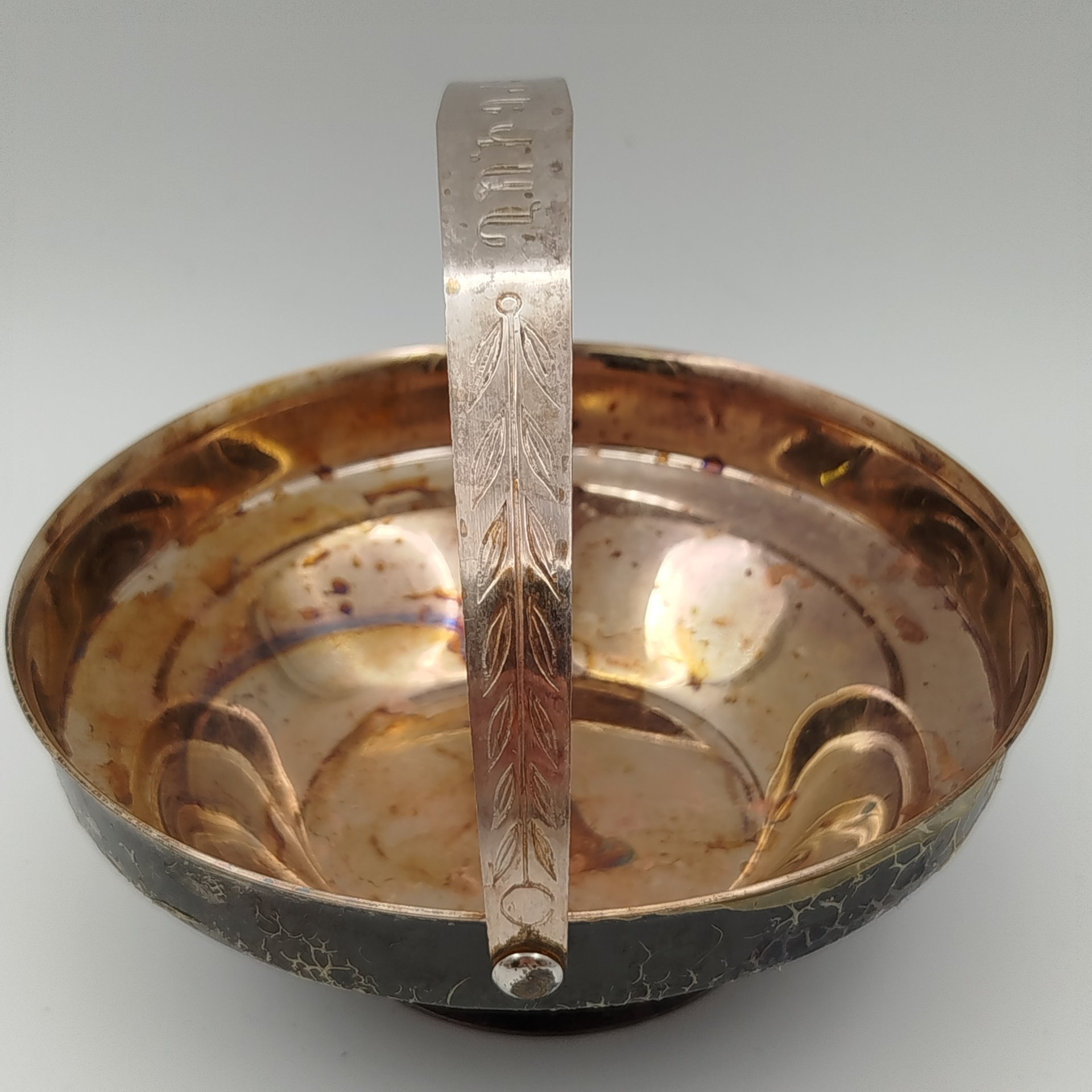 Орешница с ручкой и надписью на армянском языке "ԵՐԵՎԼԱՆ" ("Ереван")