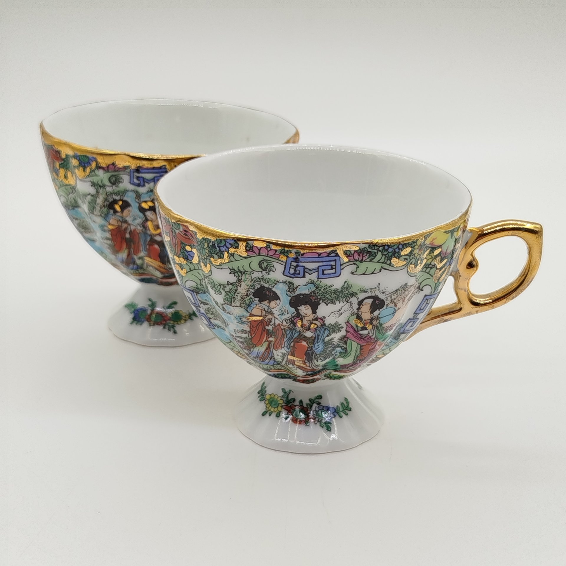 Пара чашек "Красавицы в саду", фарфор, деколь с подрисовкой, золочение, Китай, 1960-1980 гг.