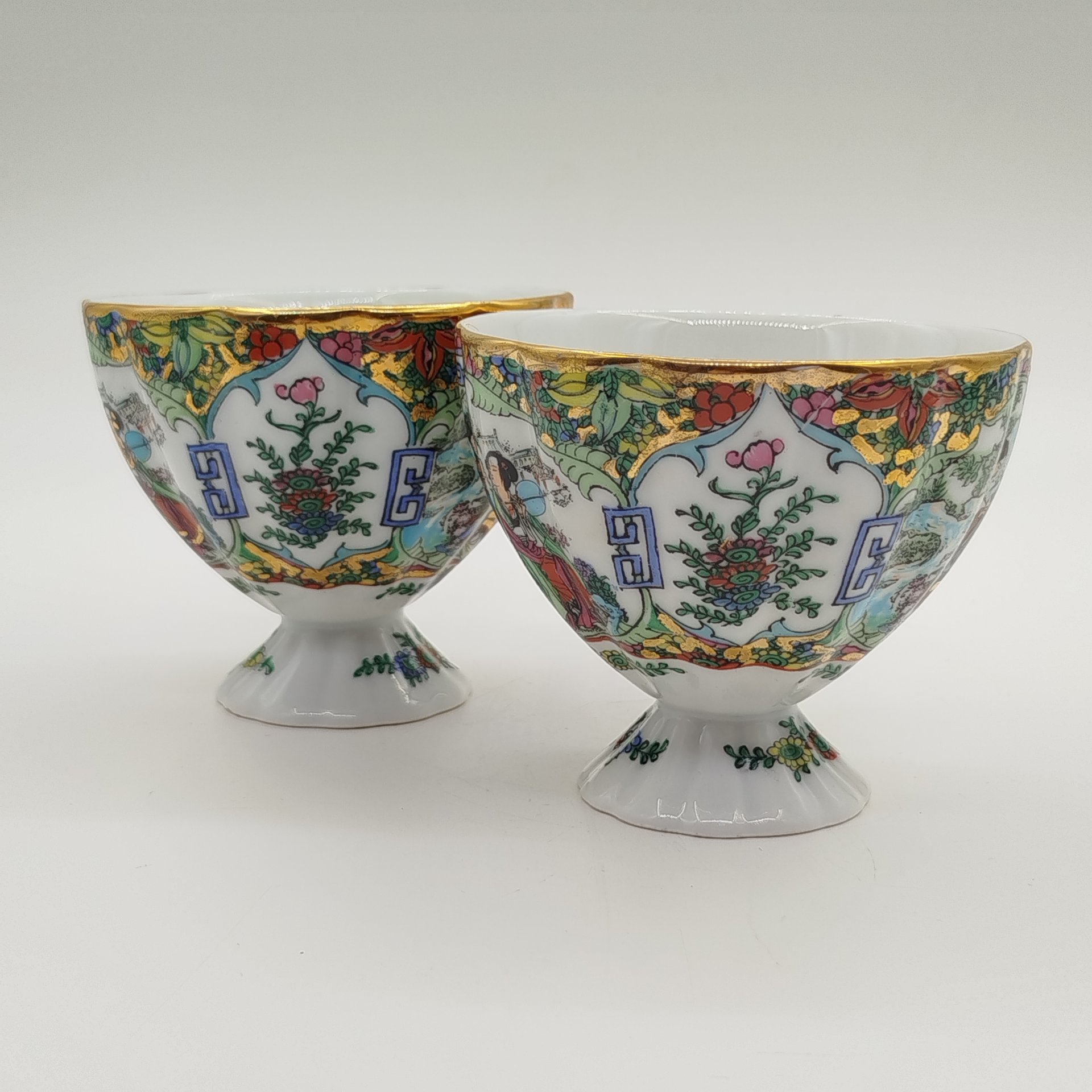 Пара чашек "Красавицы в саду", фарфор, деколь с подрисовкой, золочение, Китай, 1960-1980 гг.