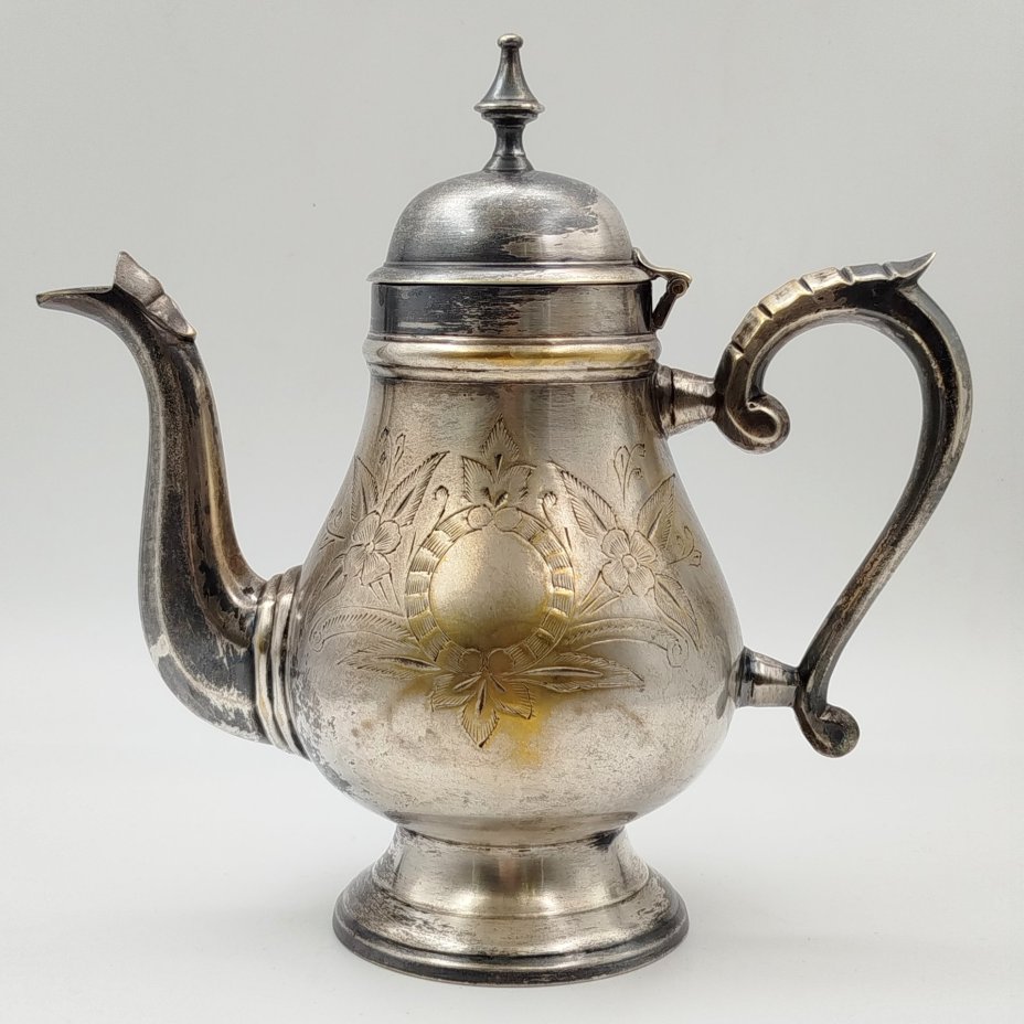 Кофейник, украшенный растительными мотивами, металл, гравировка, Британская Индия, 1930-1947 гг.
