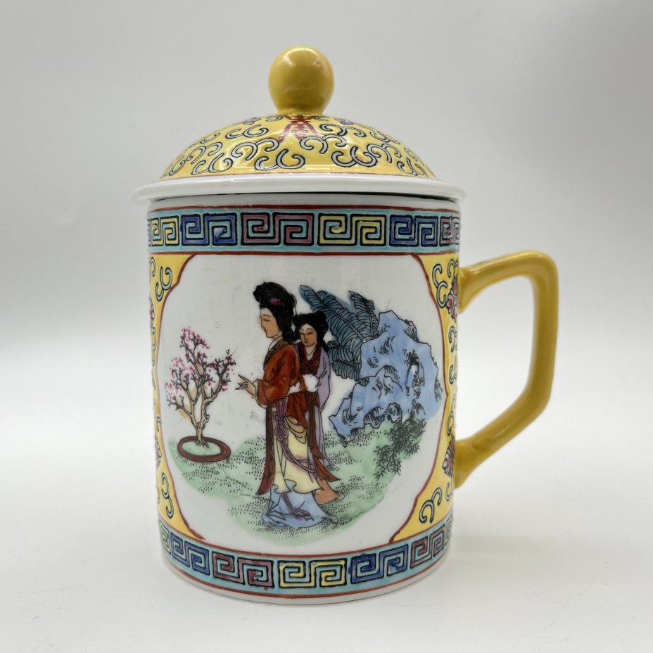 Чашка (бокал) с крышкой для заваривания чая "Китаянки в саду", фарфор, роспись эмалевыми красками, деколь, Китай, 1960-1980 гг.