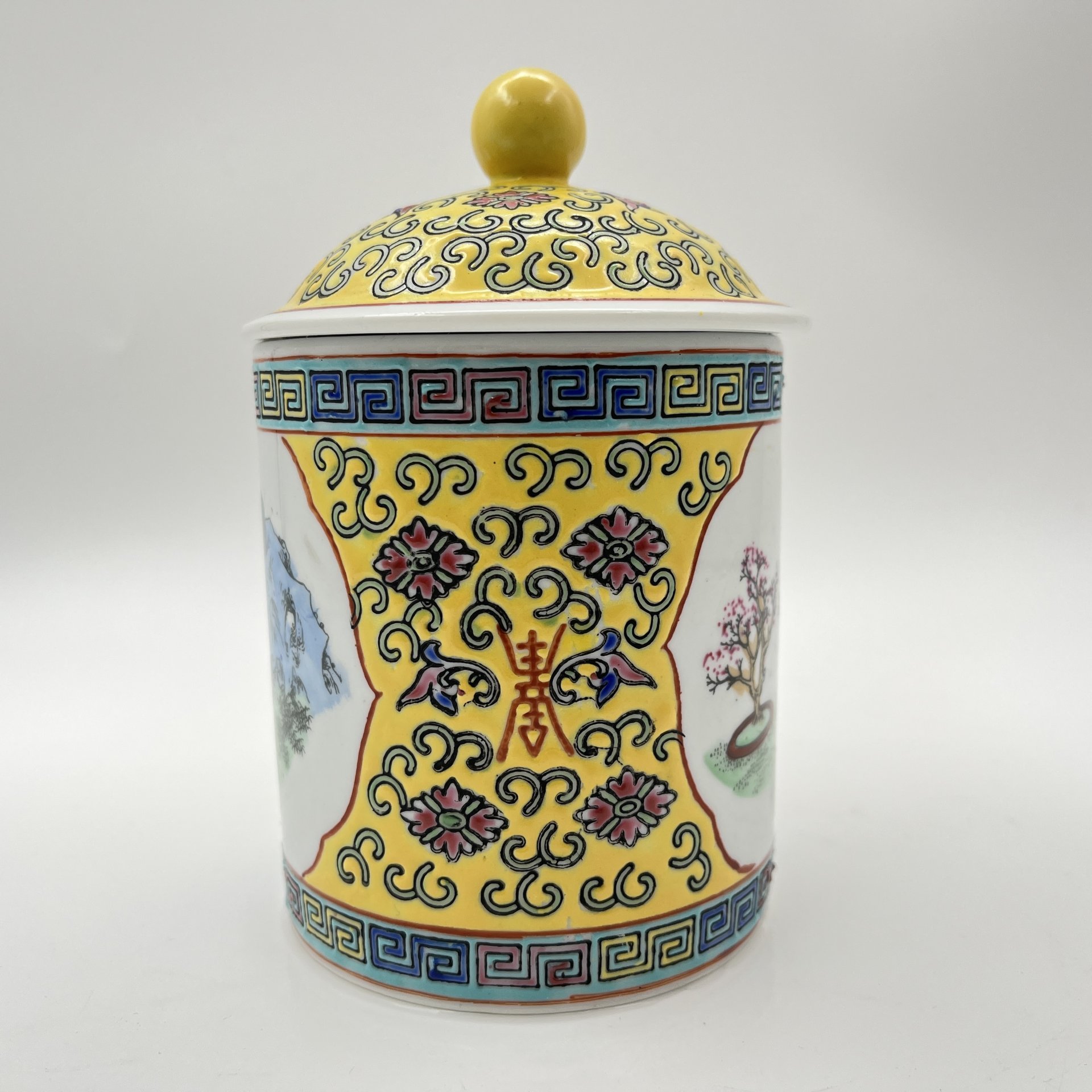 Чашка (бокал) с крышкой для заваривания чая "Китаянки в саду", фарфор, роспись эмалевыми красками, деколь, Китай, 1960-1980 гг.