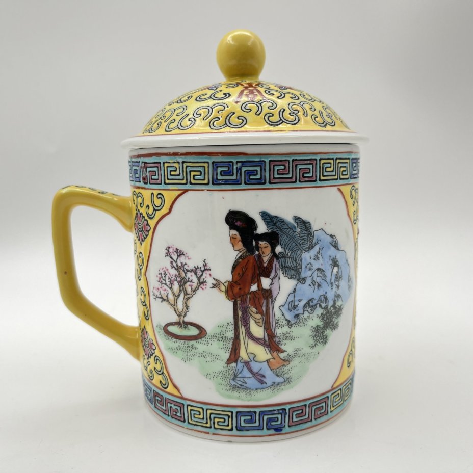 Чашка (бокал) с крышкой для заваривания чая "Китаянки в саду", фарфор, роспись эмалевыми красками, деколь, Китай, 1960-1980 гг.