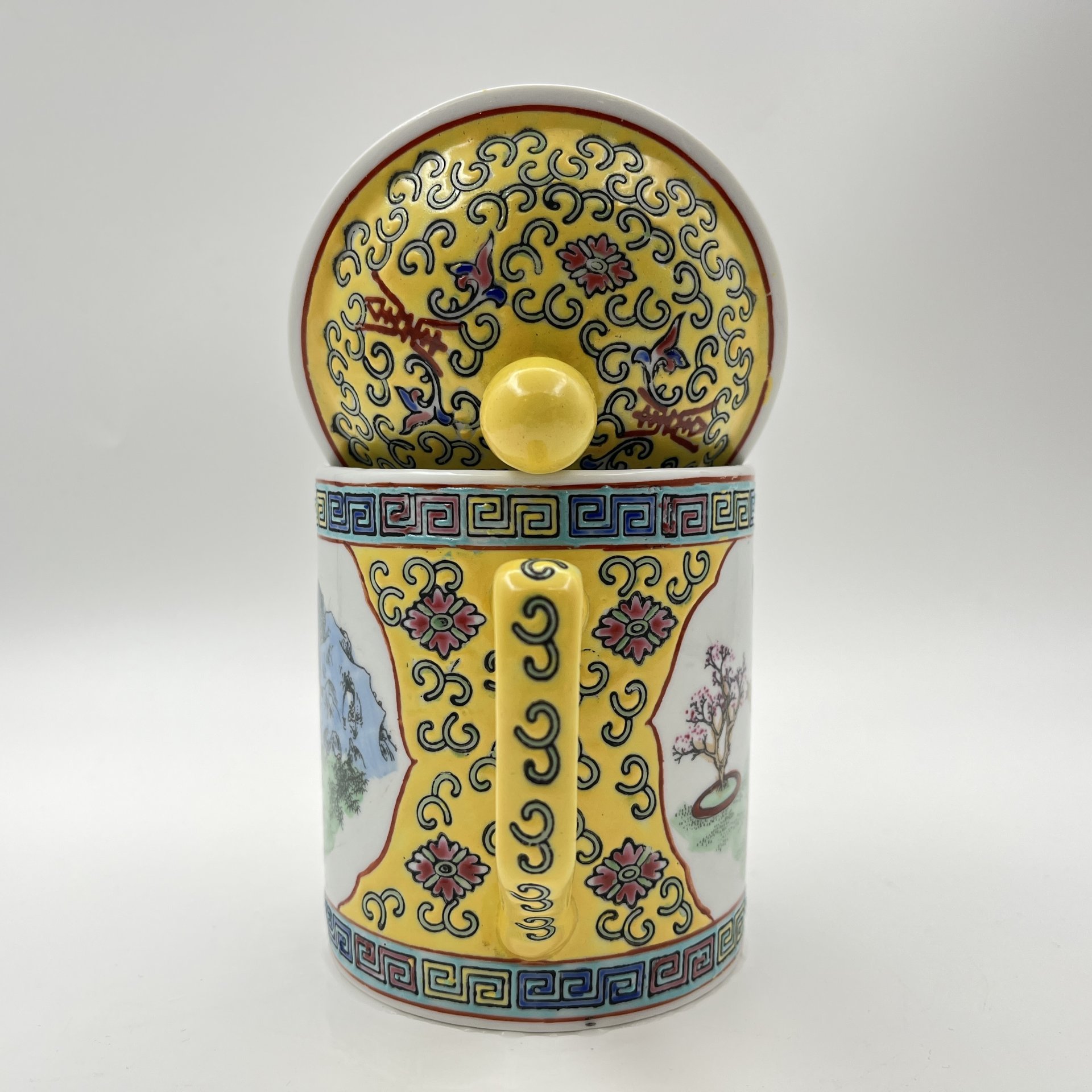 Чашка (бокал) с крышкой для заваривания чая "Китаянки в саду", фарфор, роспись эмалевыми красками, деколь, Китай, 1960-1980 гг.