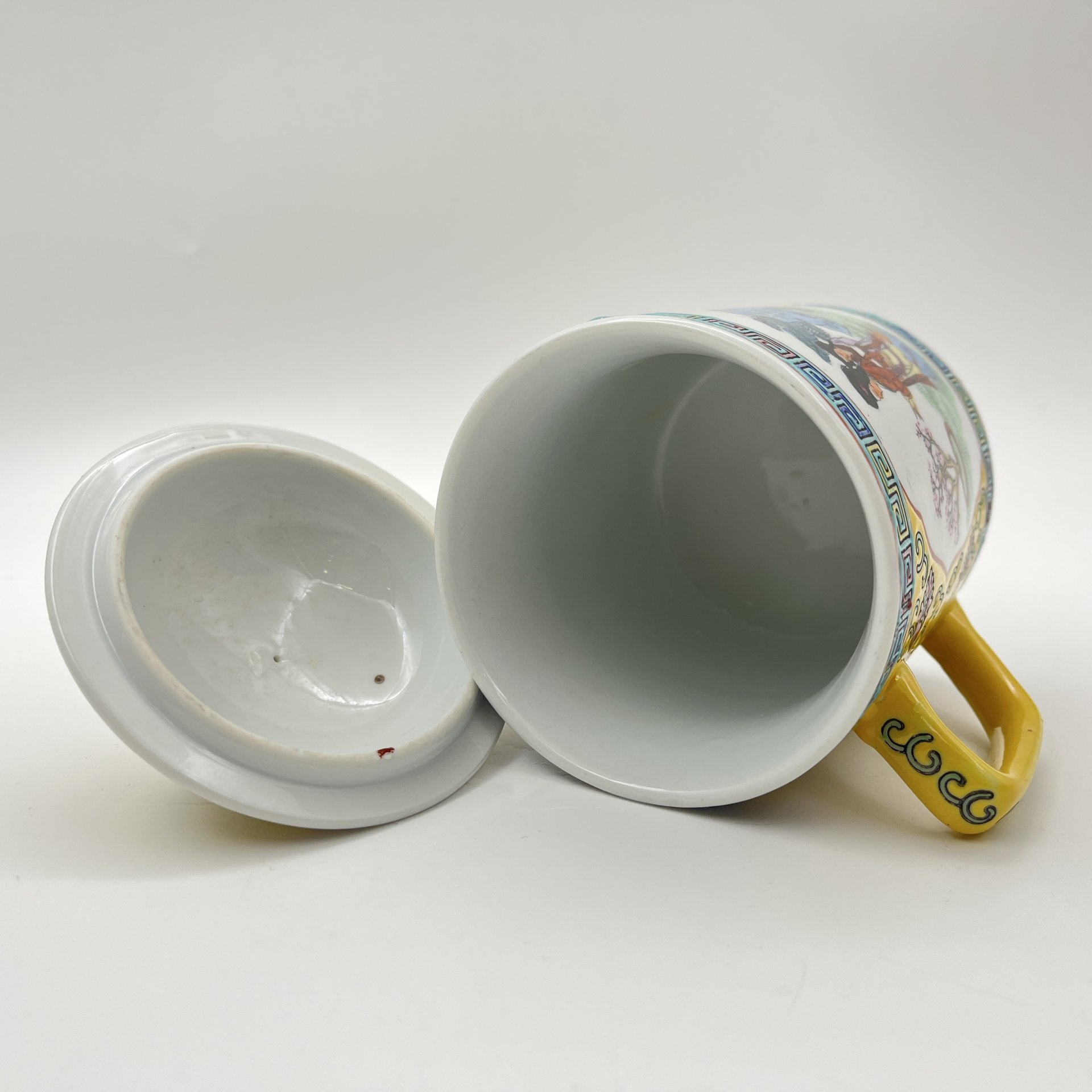 Чашка (бокал) с крышкой для заваривания чая "Китаянки в саду", фарфор, роспись эмалевыми красками, деколь, Китай, 1960-1980 гг.