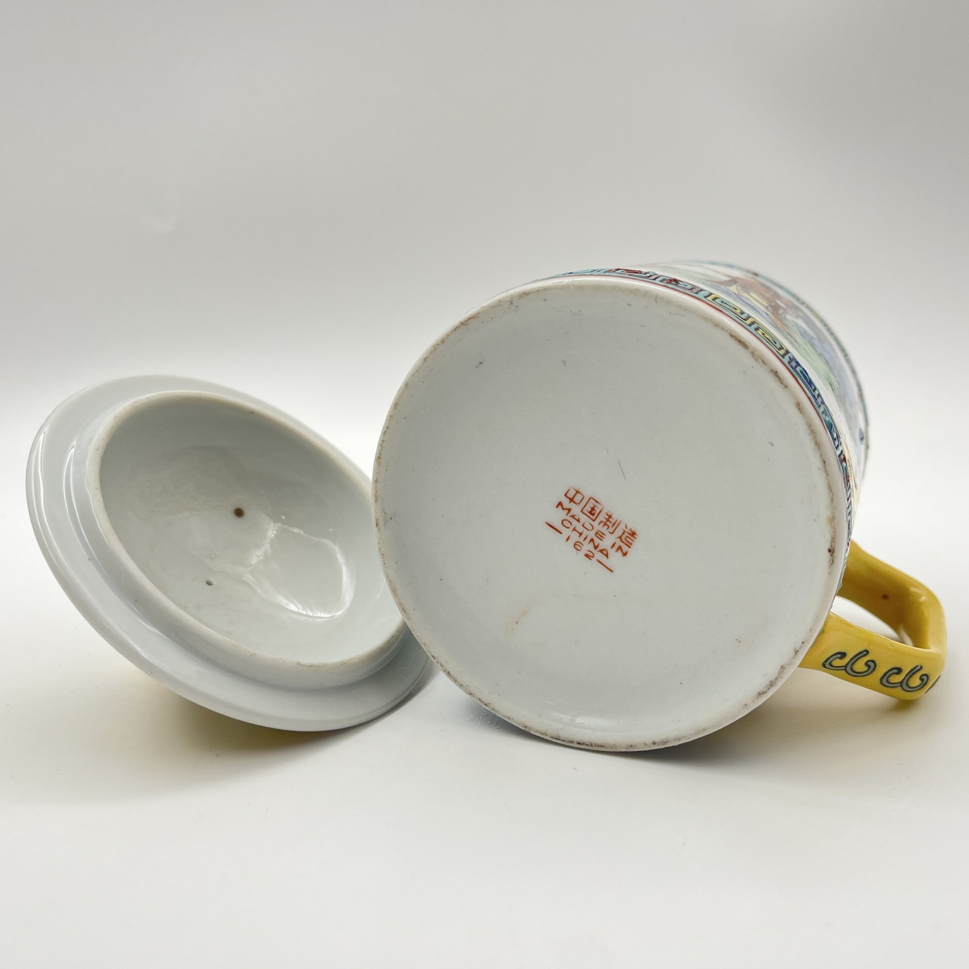 Чашка (бокал) с крышкой для заваривания чая "Китаянки в саду", фарфор, роспись эмалевыми красками, деколь, Китай, 1960-1980 гг.