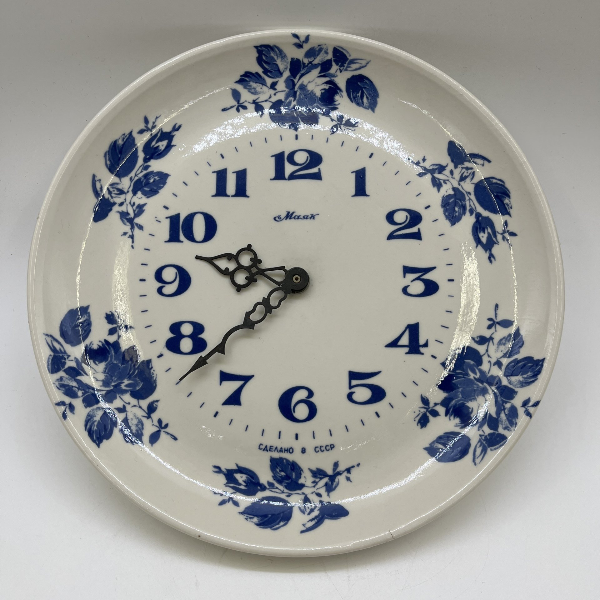 Часы настенные с изображением роз, фарфор, металл, пластик, СССР, 1970-1990 гг.