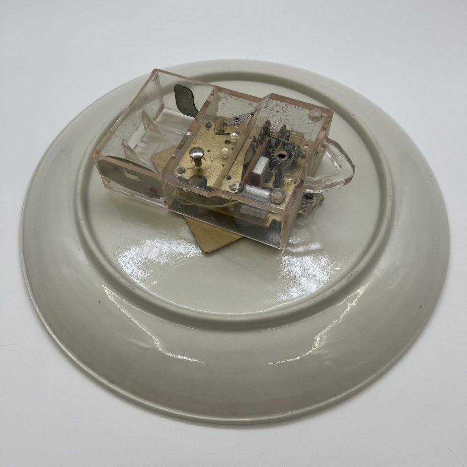 Часы настенные с изображением роз, фарфор, металл, пластик, СССР, 1970-1990 гг.