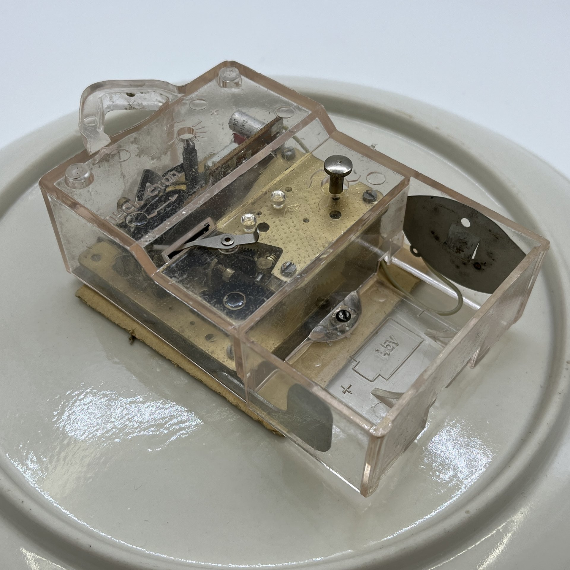 Часы настенные с изображением роз, фарфор, металл, пластик, СССР, 1970-1990 гг.