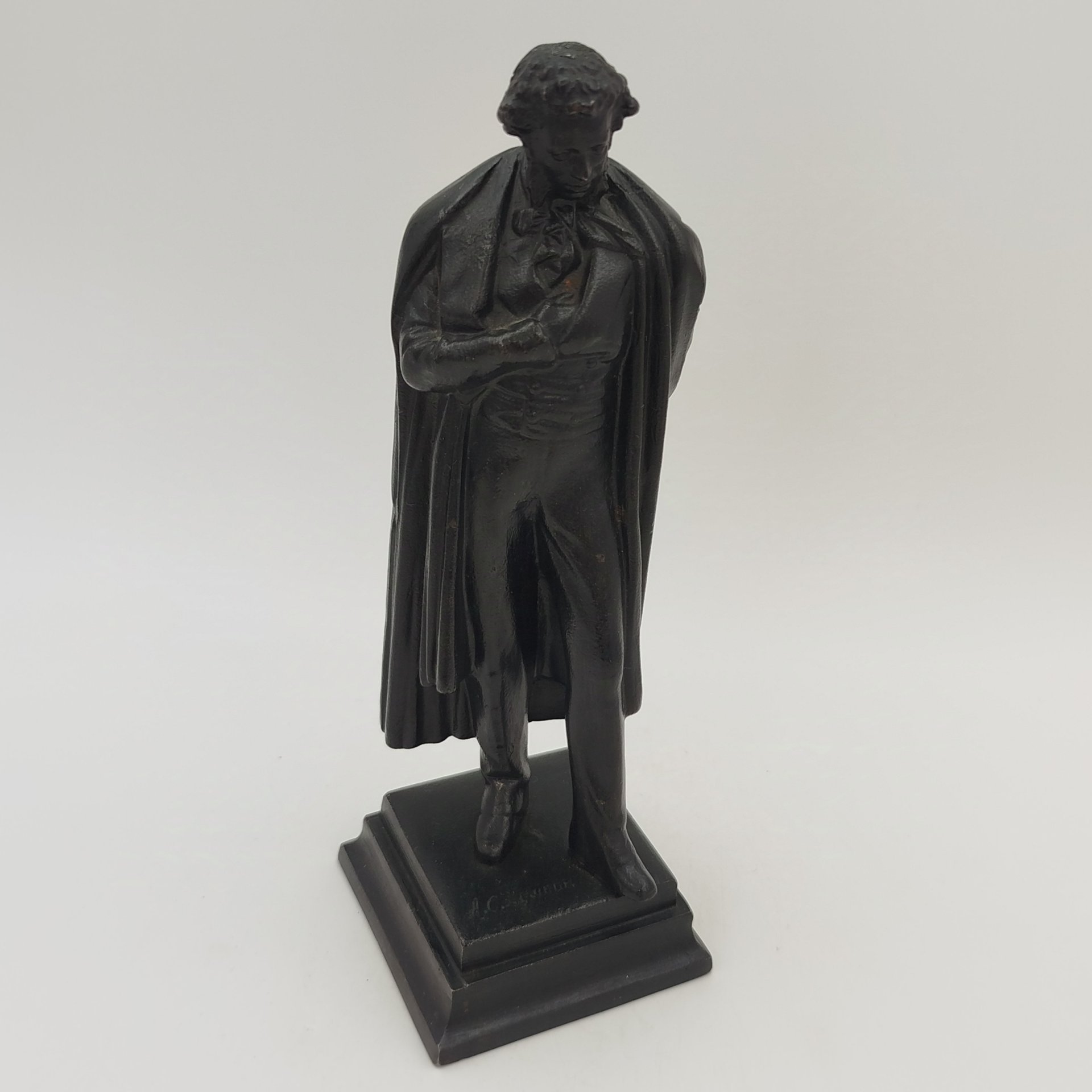 Статуэтка "А.С. Пушкин" (по модели А.М. Опекушина), чугун, крашение, Каслинский чугунолитейный завод (Касли), Каслинский чугунолитейный завод (Касли)