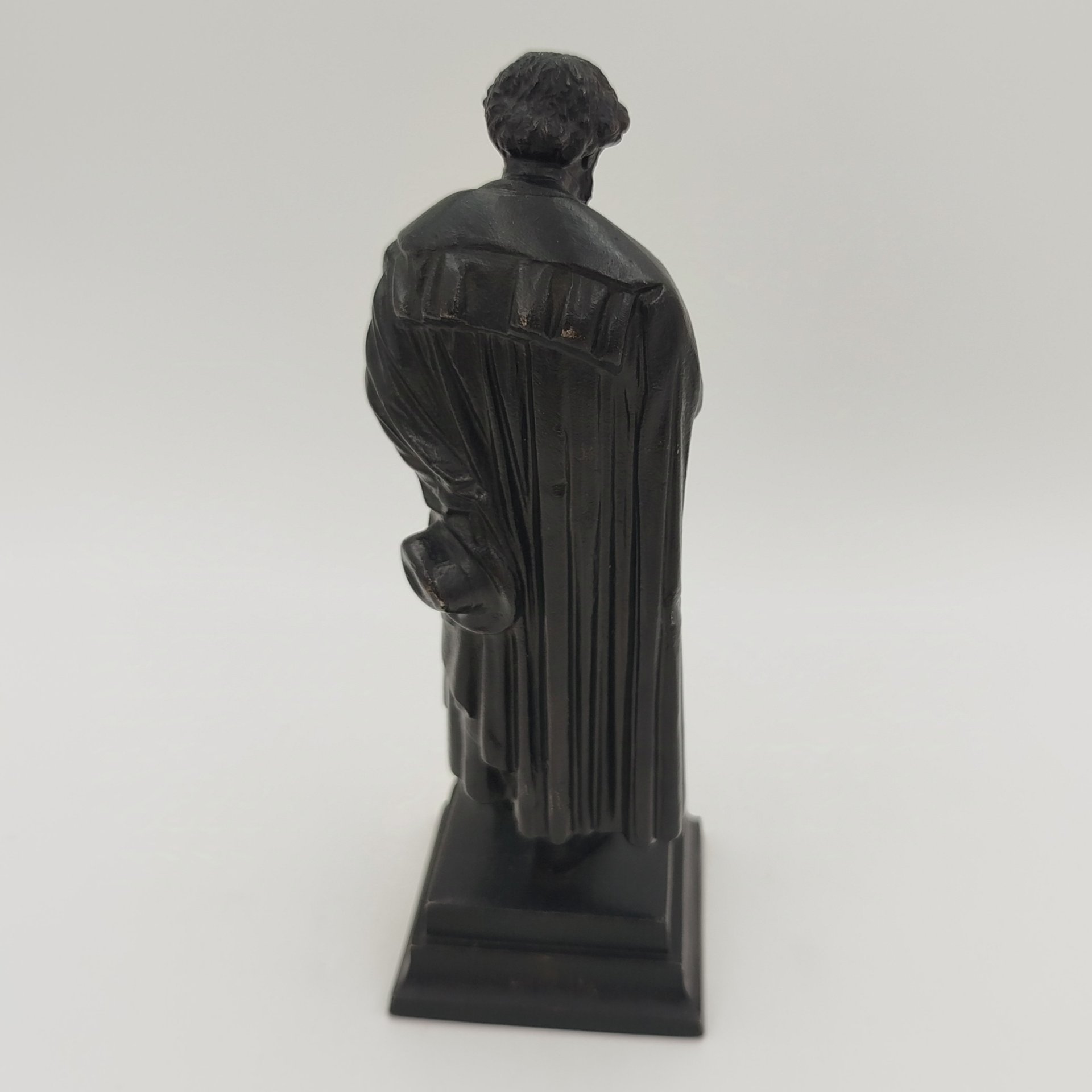 Статуэтка "А.С. Пушкин" (по модели А.М. Опекушина), чугун, крашение, Каслинский чугунолитейный завод (Касли), Каслинский чугунолитейный завод (Касли)