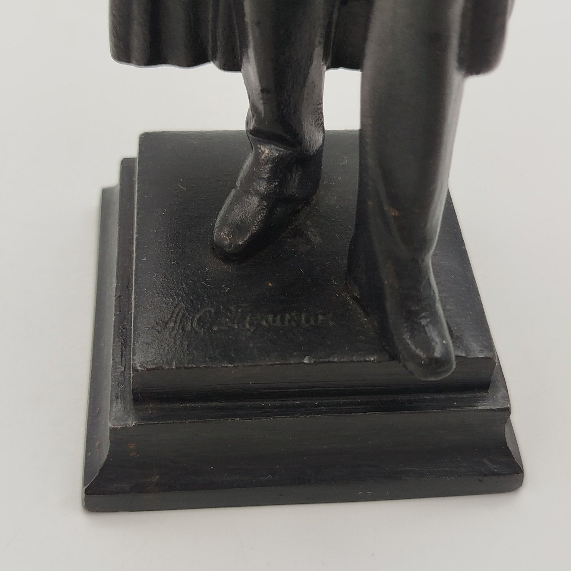 Статуэтка "А.С. Пушкин" (по модели А.М. Опекушина), чугун, крашение, Каслинский чугунолитейный завод (Касли), Каслинский чугунолитейный завод (Касли)