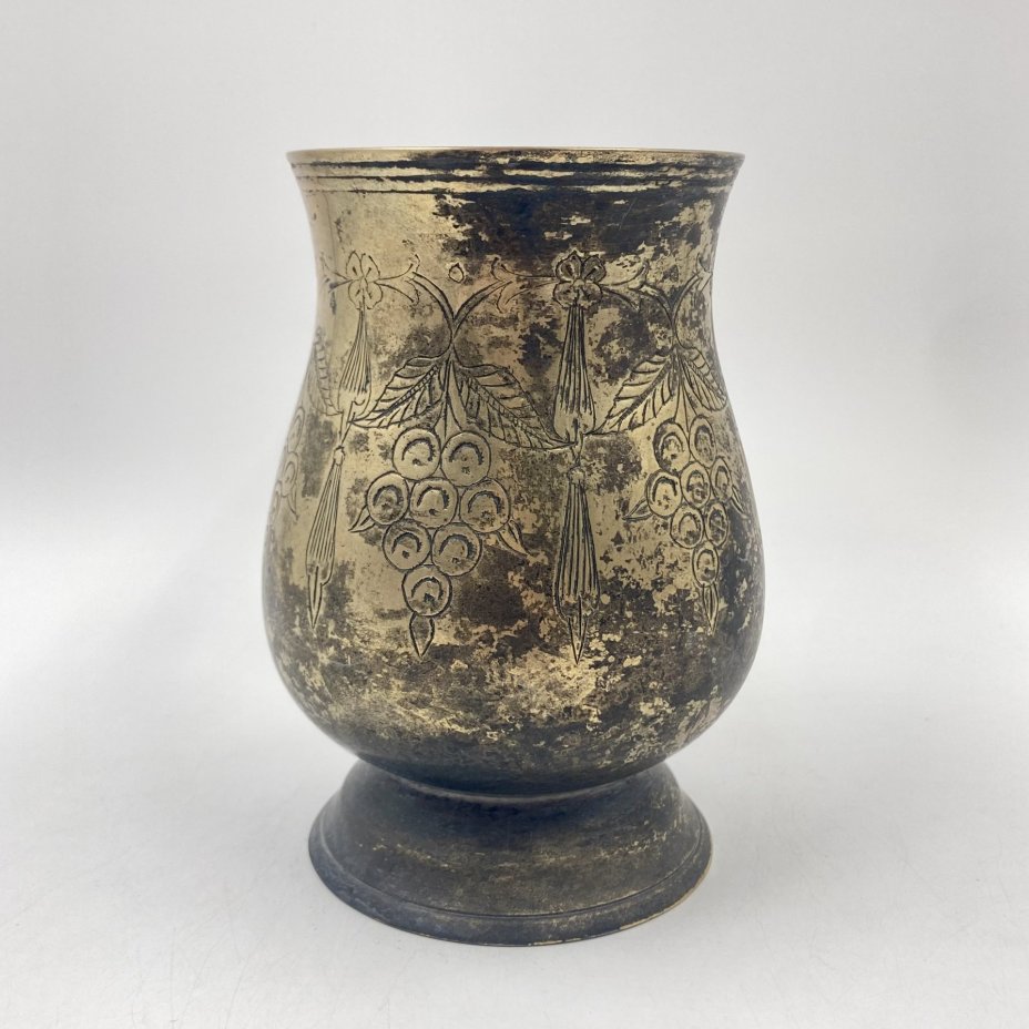 Кружка, украшенная флоральным декором, металл, сплав, гравировка, Индия, 1970-1990 гг.