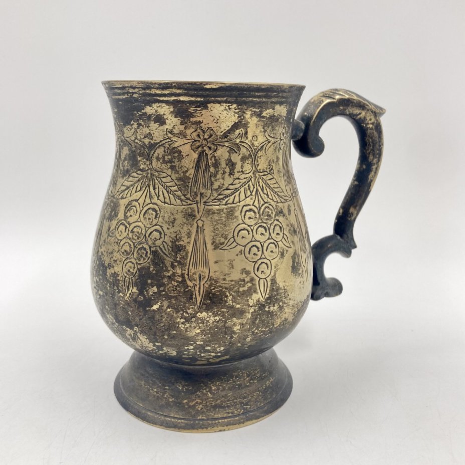 Кружка, украшенная флоральным декором, металл, сплав, гравировка, Индия, 1970-1990 гг.