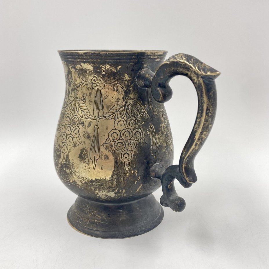 Кружка, украшенная флоральным декором, металл, сплав, гравировка, Индия, 1970-1990 гг.