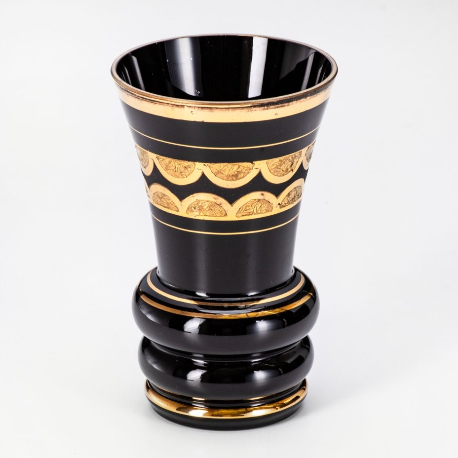 Ваза черного цвета в стиле Art Deco, украшенная золотым декором, автор Paul Heller, De Ruppel, Booms glass, хрусталь, травление, золочение, Бельгия, 1930-1950 гг.
